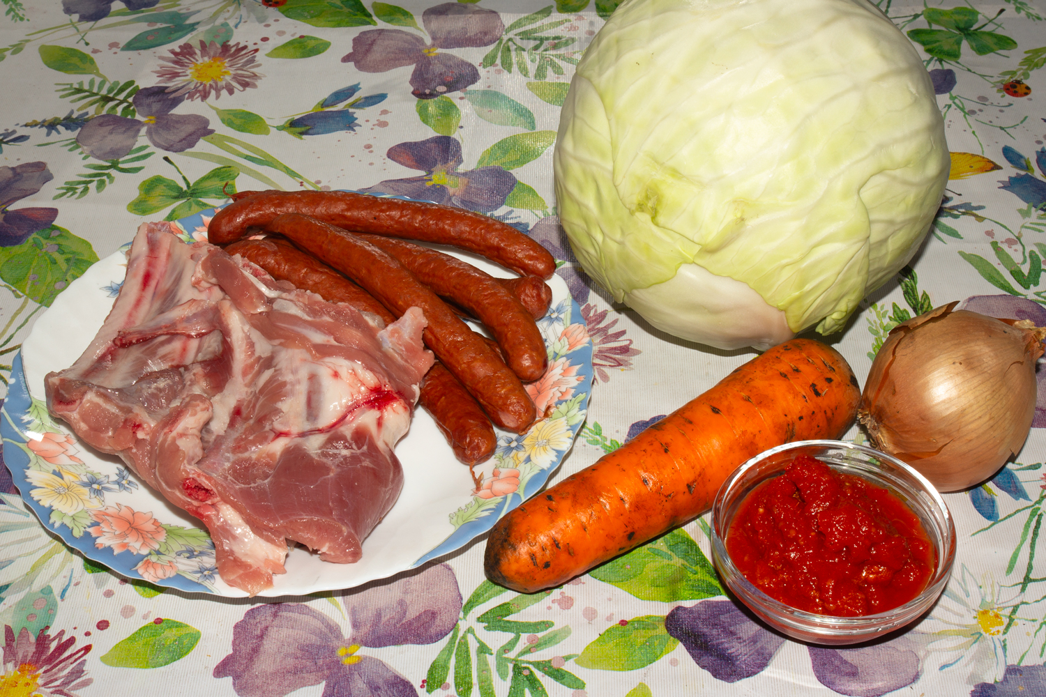продукты для рецепта Тушеная капуста с мясом и колбасками