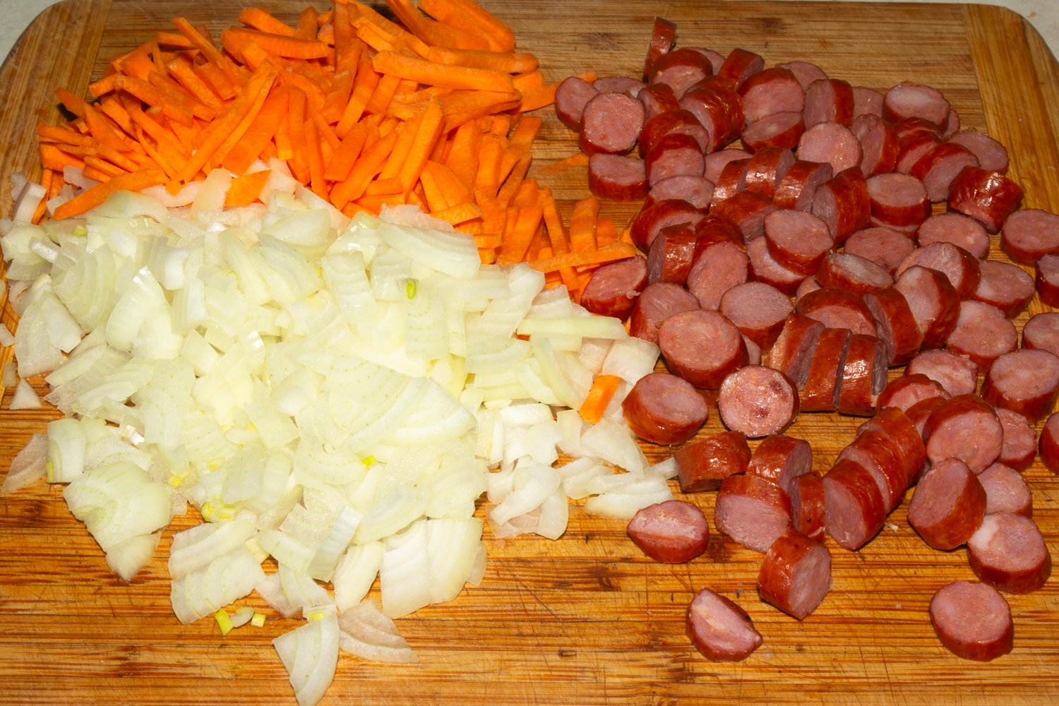 нарезанные продукты для рецепта Тушеная капуста с мясом и колбасками