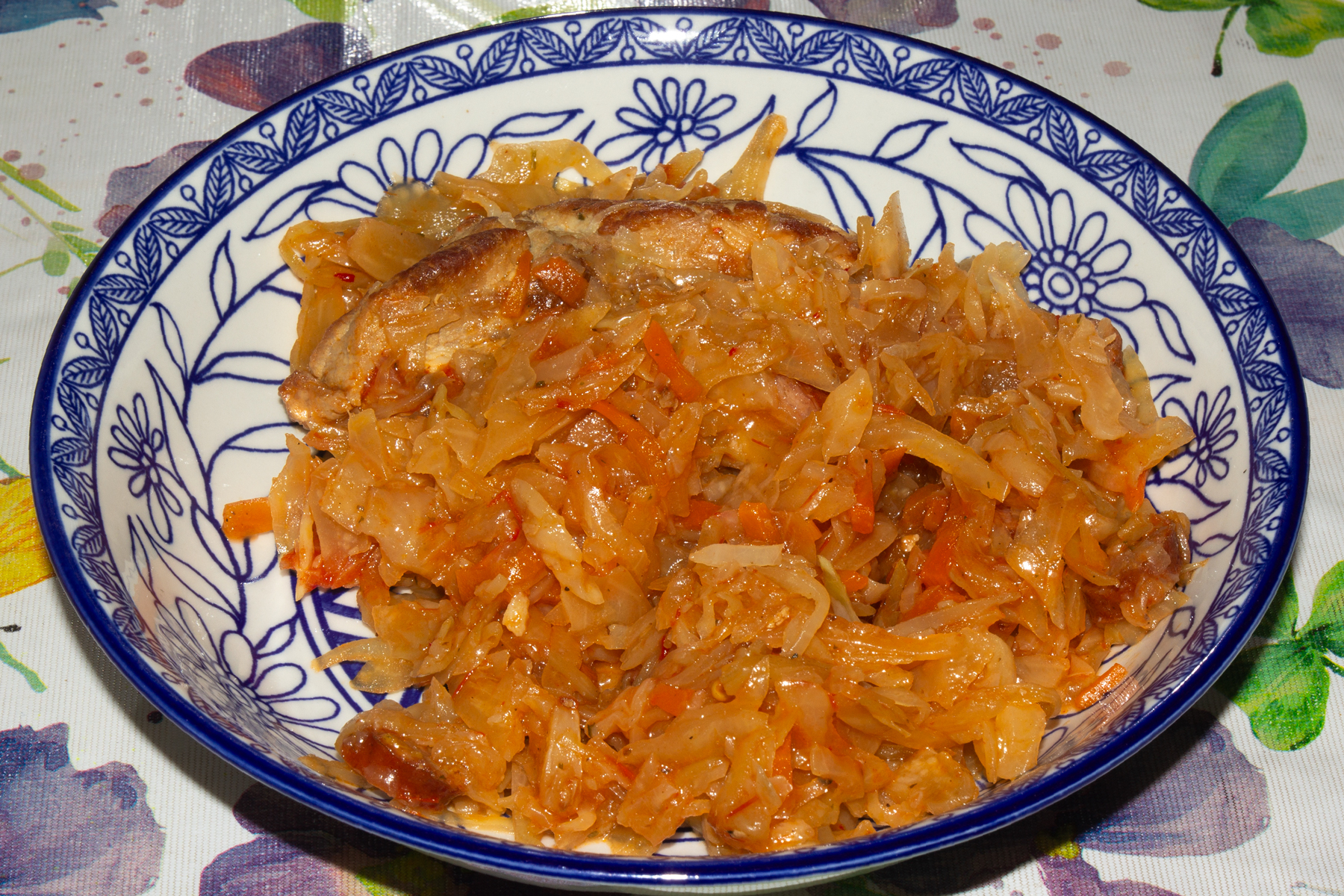 Тушеная капуста с мясом и колбасками