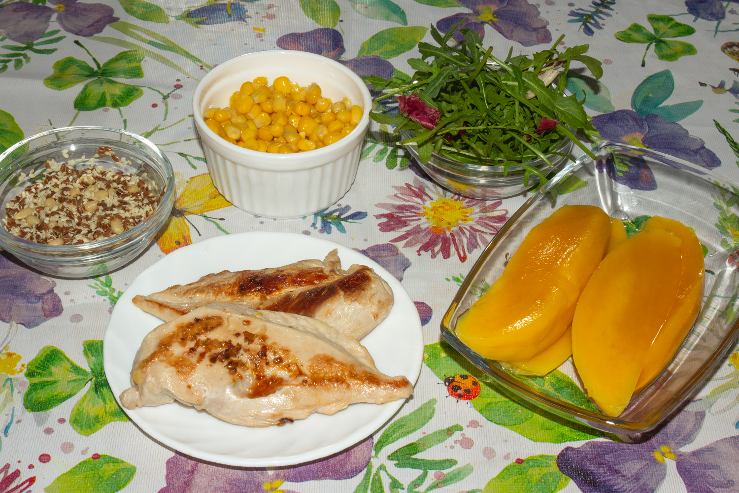 продукты для рецепта Салат с манго, курицей и кукурузой