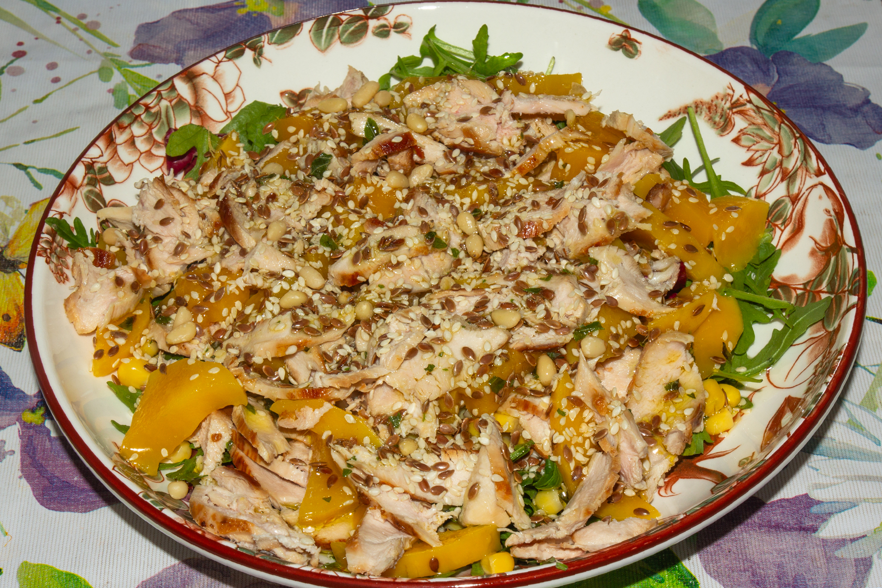 Салат с манго, курицей и кукурузой