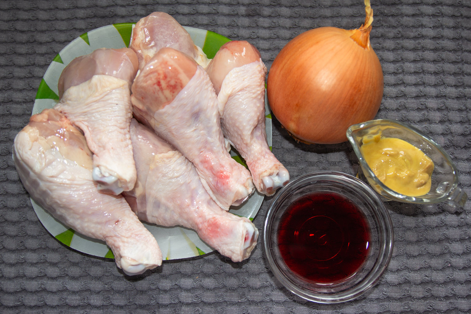 продукты для рецепта Куриные голени, тушенные в красном вине
