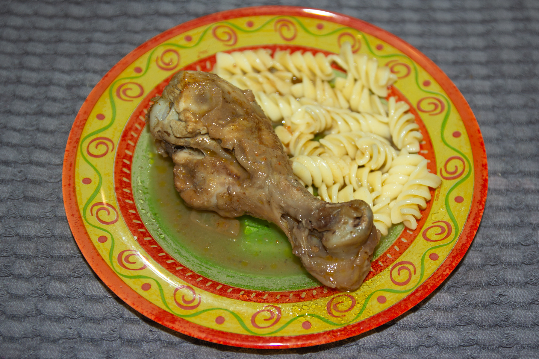 Куриные голени, тушенные в красном вине