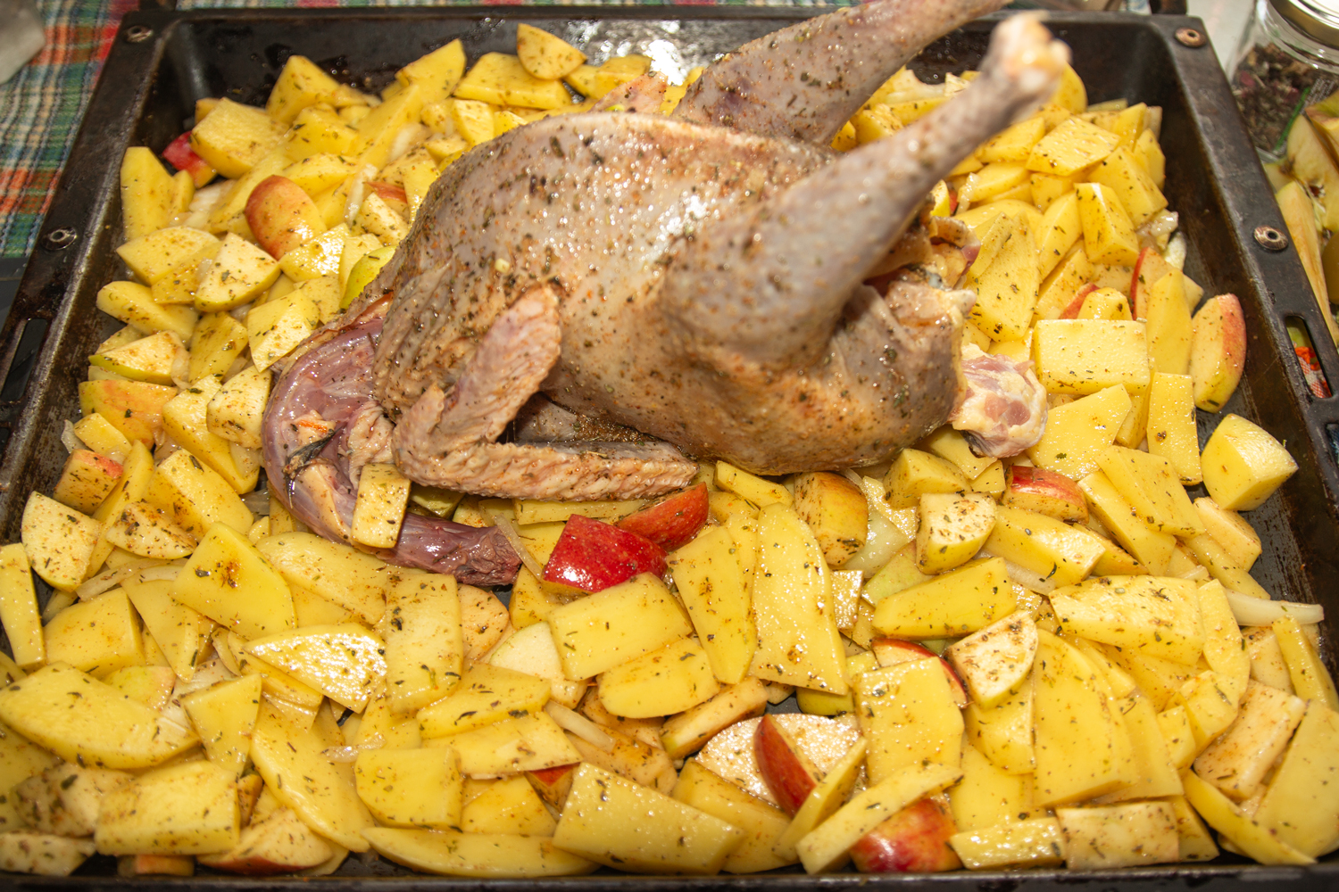 курица выложенная на овощи по рецепту Картофель, запечённый с курицей и яблоками