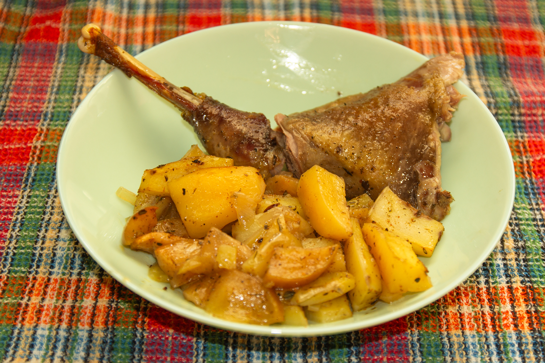 Картофель, запечённый с курицей и яблоками