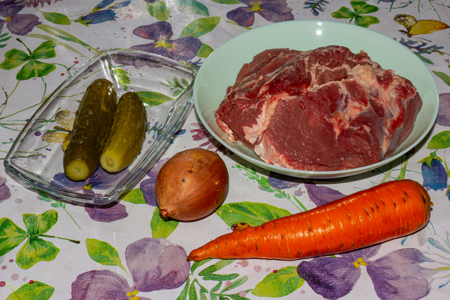 ингредиенты для рецепта Рулетики из говядины с солеными огурцами продукты для рецепта Рулетики из говядины с солеными огурцами