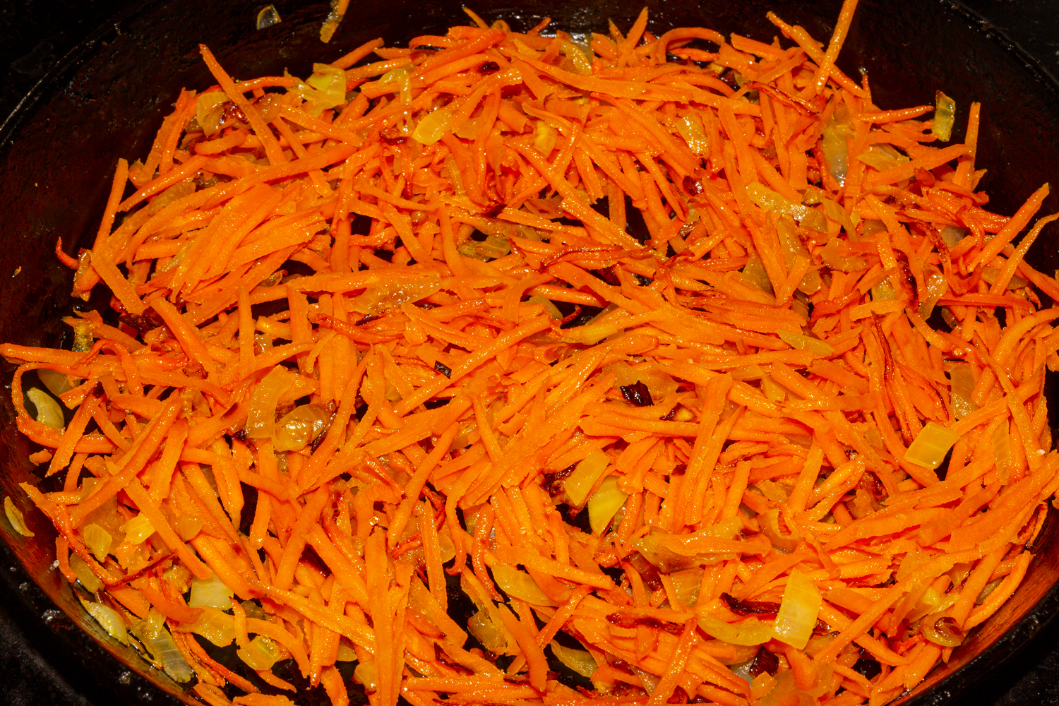 овощи обжарьте по рецепту Рулетики из говядины с солеными огурцами обжаренные овощи по рецепту Рулетики из говядины с солеными огурцами