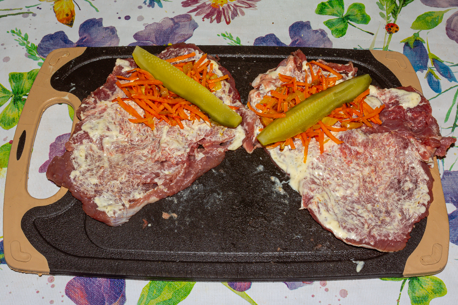 овощи обжарьте и выложите на мясо по рецепту Рулетики из говядины с солеными огурцами выложенные овощи на мясо по рецепту Рулетики из говядины с солеными огурцами