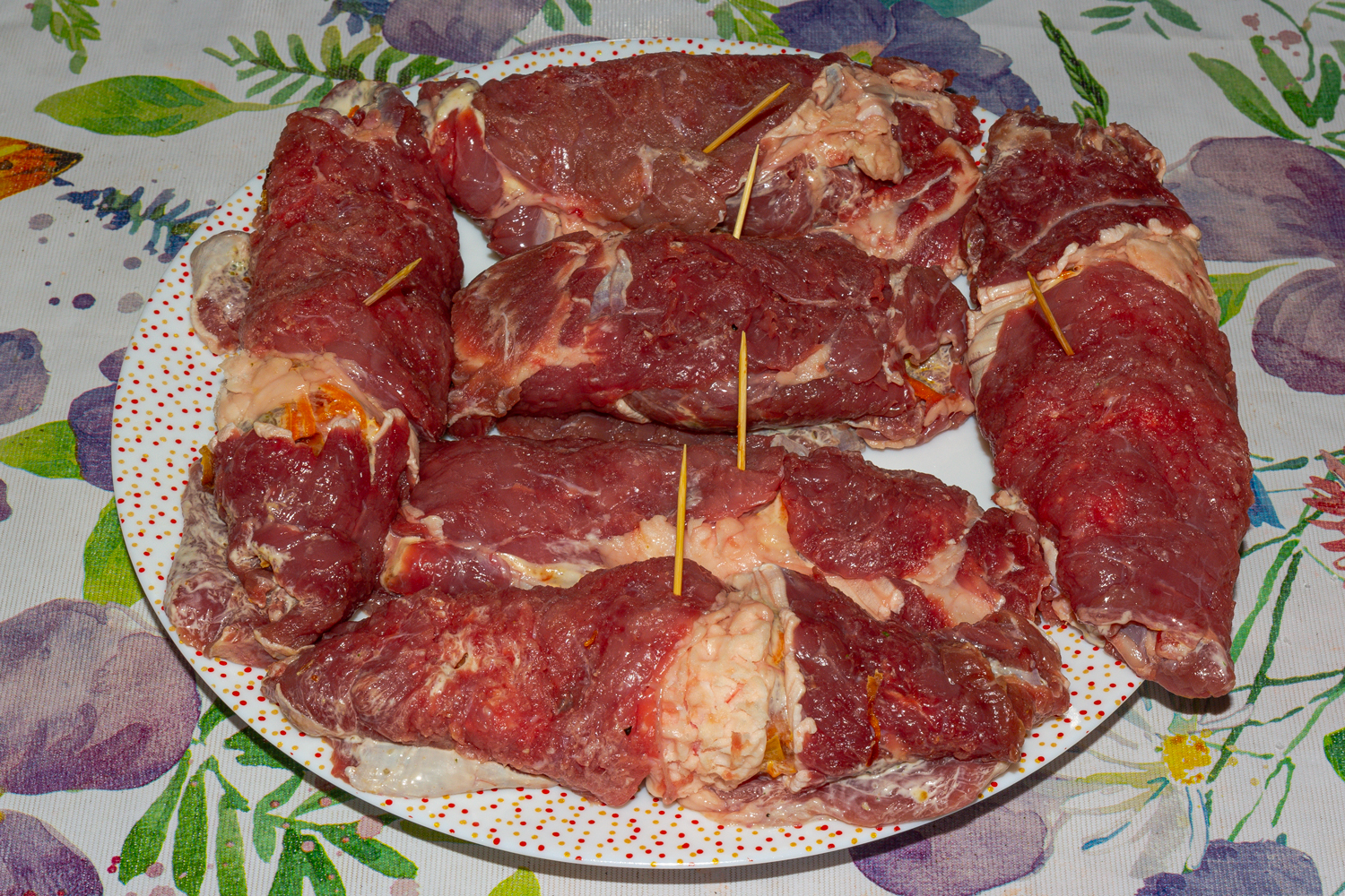 заверните мясо по рецепту Рулетики из говядины с солеными огурцами завернутые рулетики по рецепту Рулетики из говядины с солеными огурцами