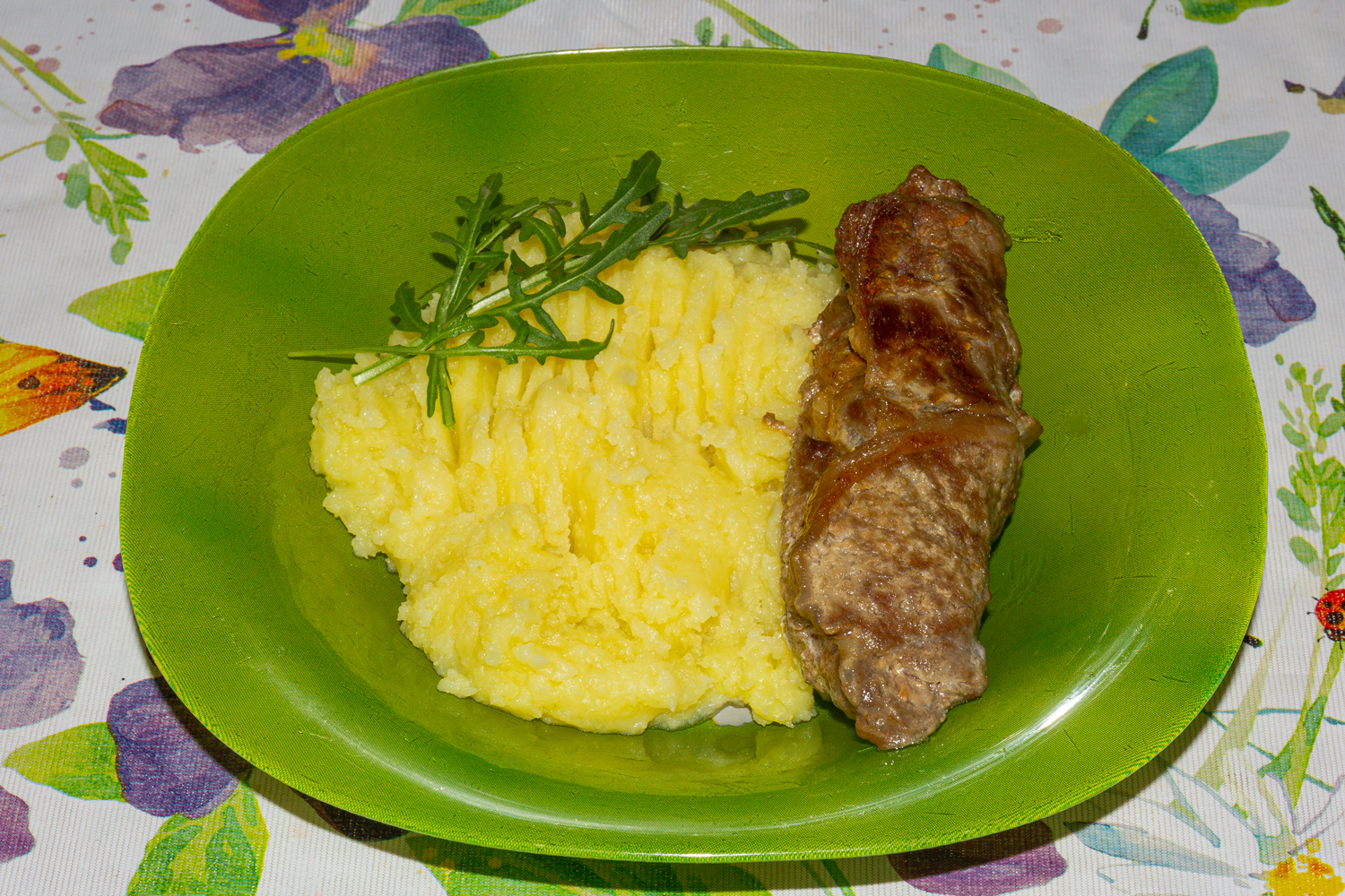 Фото к рецепту Рулетики из говядины с солеными огурцами Рулетики из говядины с солеными огурцами