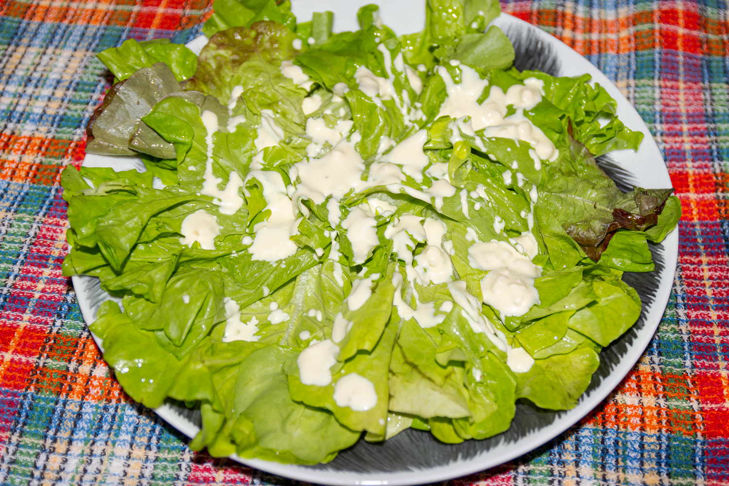 листья салата нарвите и полейте соусом по рецепту Салат Цезарь с креветками и перепелиными яйцами листья салата политые соусом по рецепту Салат Цезарь с креветками и перепелиными яйцами