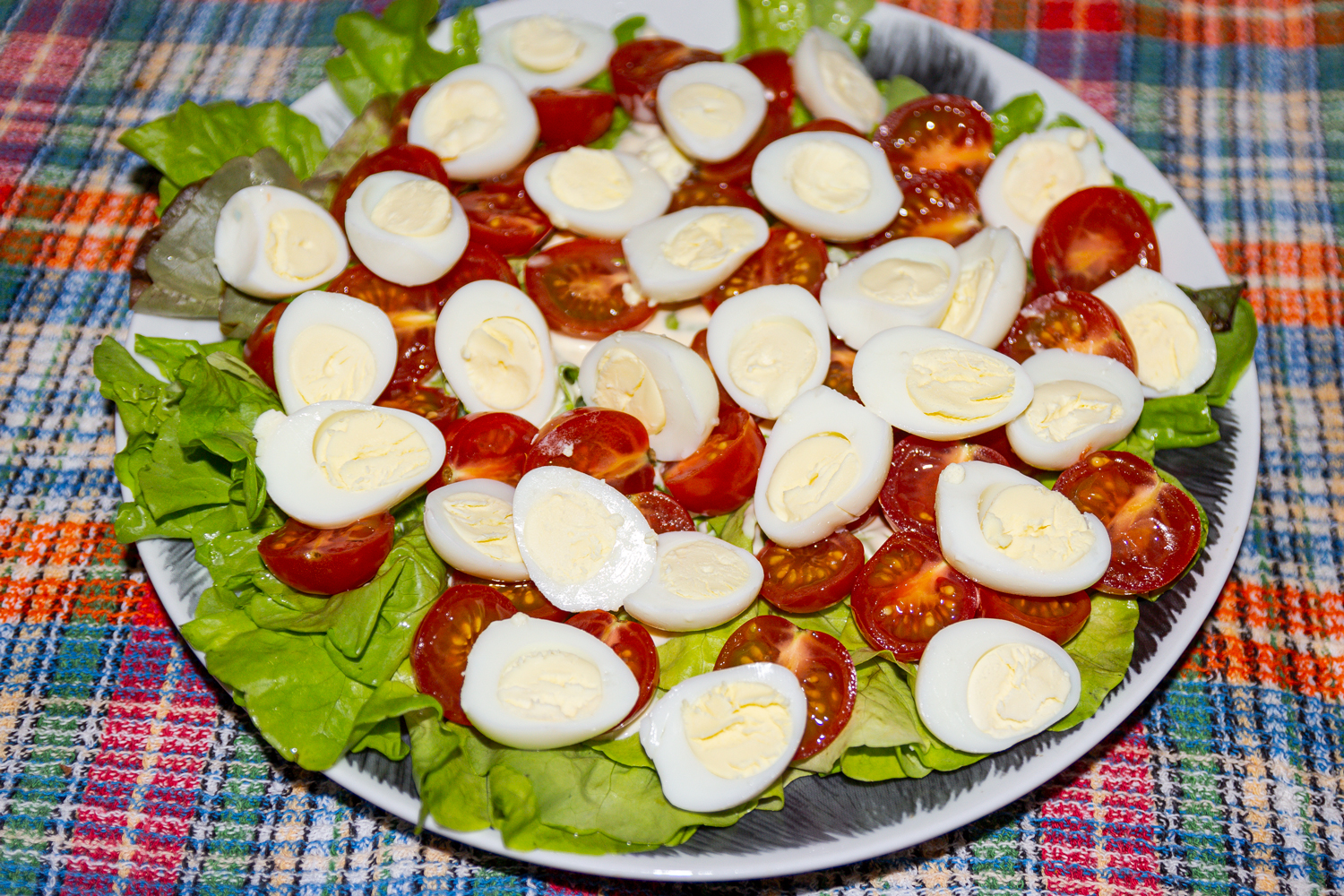 ингредиенты нарежьте по рецепту Салат Цезарь с креветками и перепелиными яйцами нарезанные продукты для рецепта Салат Цезарь с креветками и перепелиными яйцами