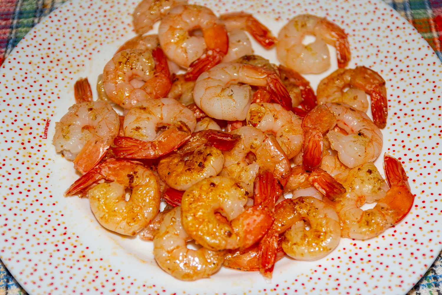 креветки обжарьте по рецепту Салат Цезарь с креветками и перепелиными яйцами обжаренные креветки по рецепту Салат Цезарь с креветками и перепелиными яйцами