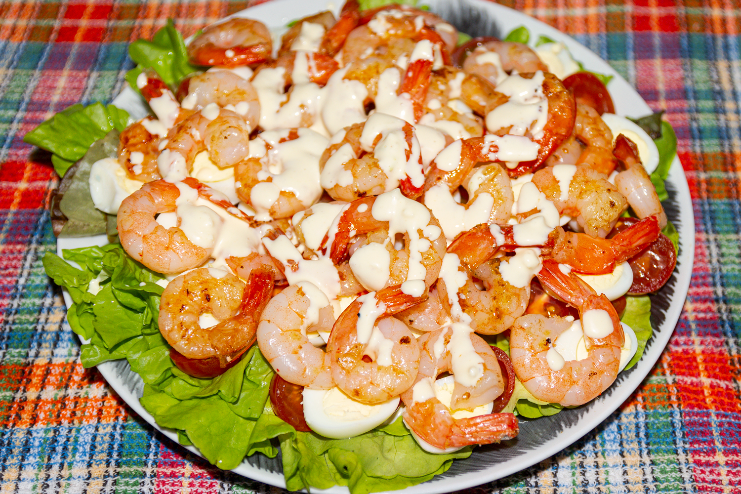 салат приготовьте по рецепту Салат Цезарь с креветками и перепелиными яйцами салат приготовленный по рецепту Салат Цезарь с креветками и перепелиными яйцами