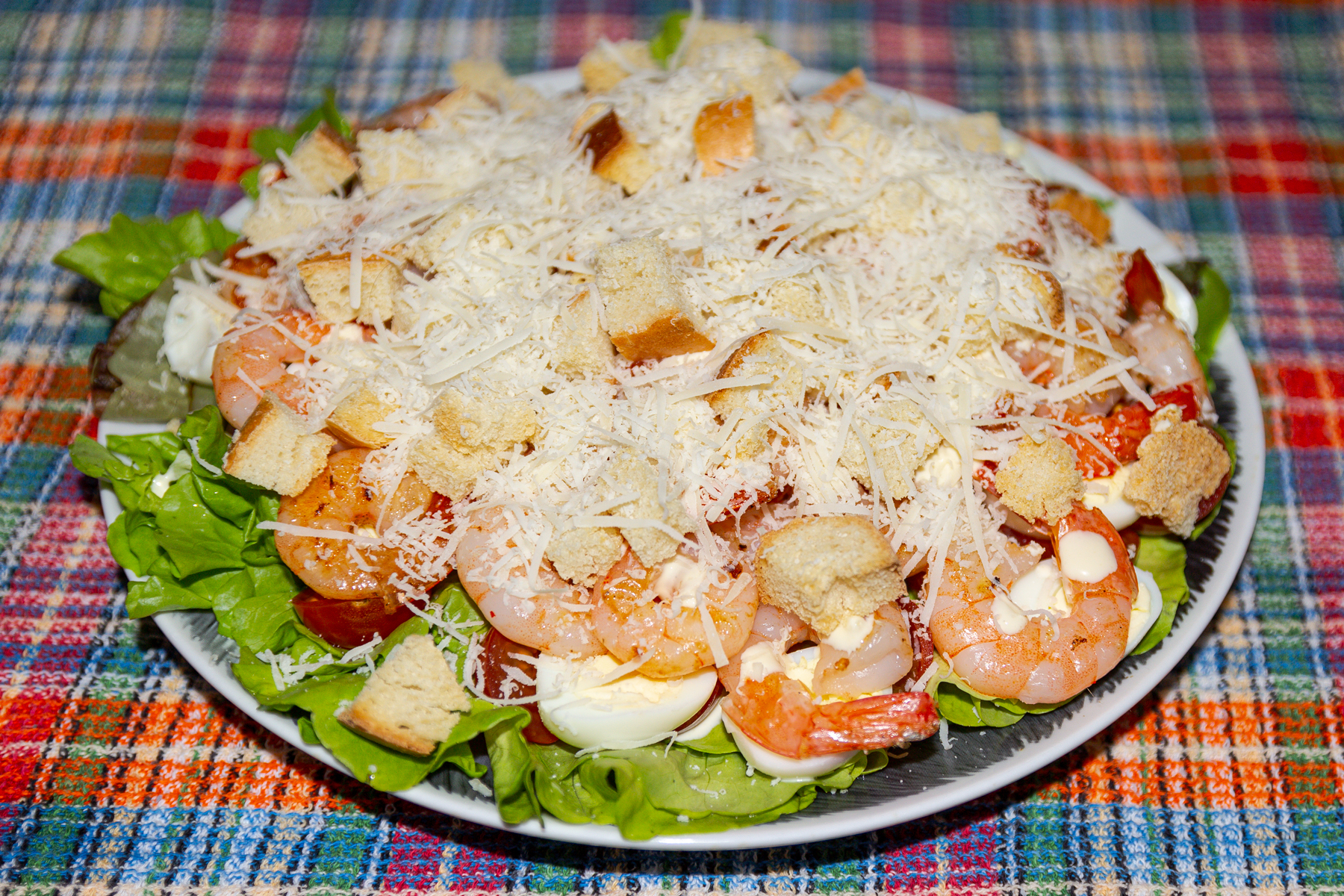 Фото к рецепту Салат Цезарь с креветками и перепелиными яйцами Салат Цезарь с креветками и перепелиными яйцами