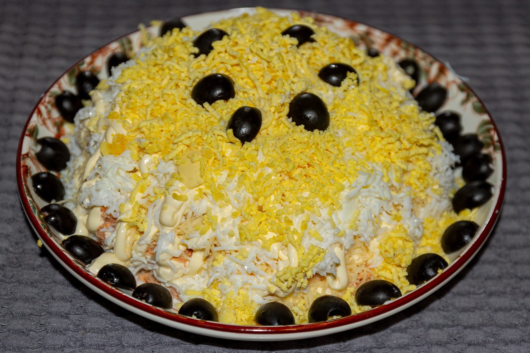 Слоеный салат с красной рыбой (2)