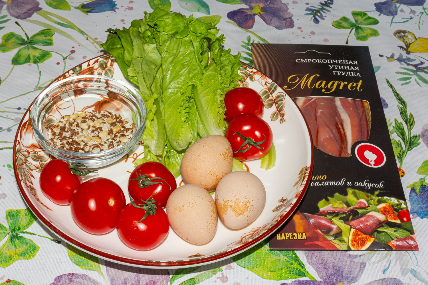 продукты для рецепта Салат с копченой уткой, яйцами и помидорами