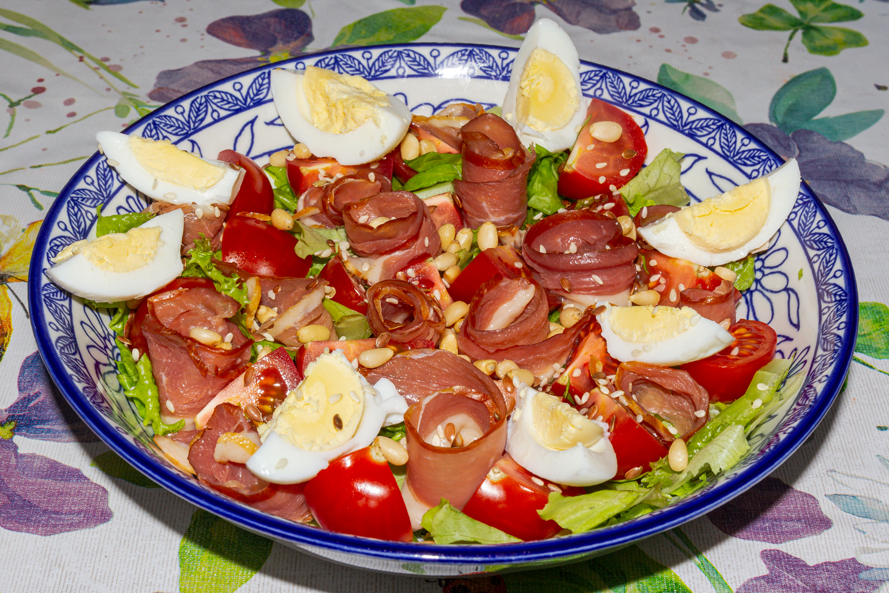 Салат с копченой уткой, яйцами и помидорами