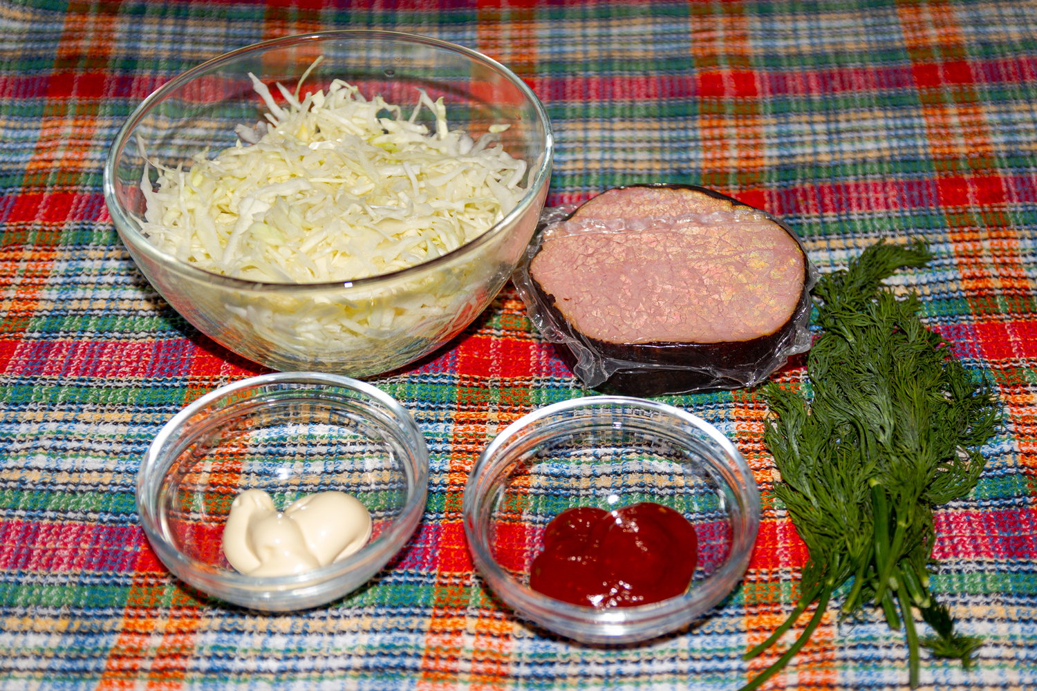 продукты для рецепта Салат с капустой и колбасой