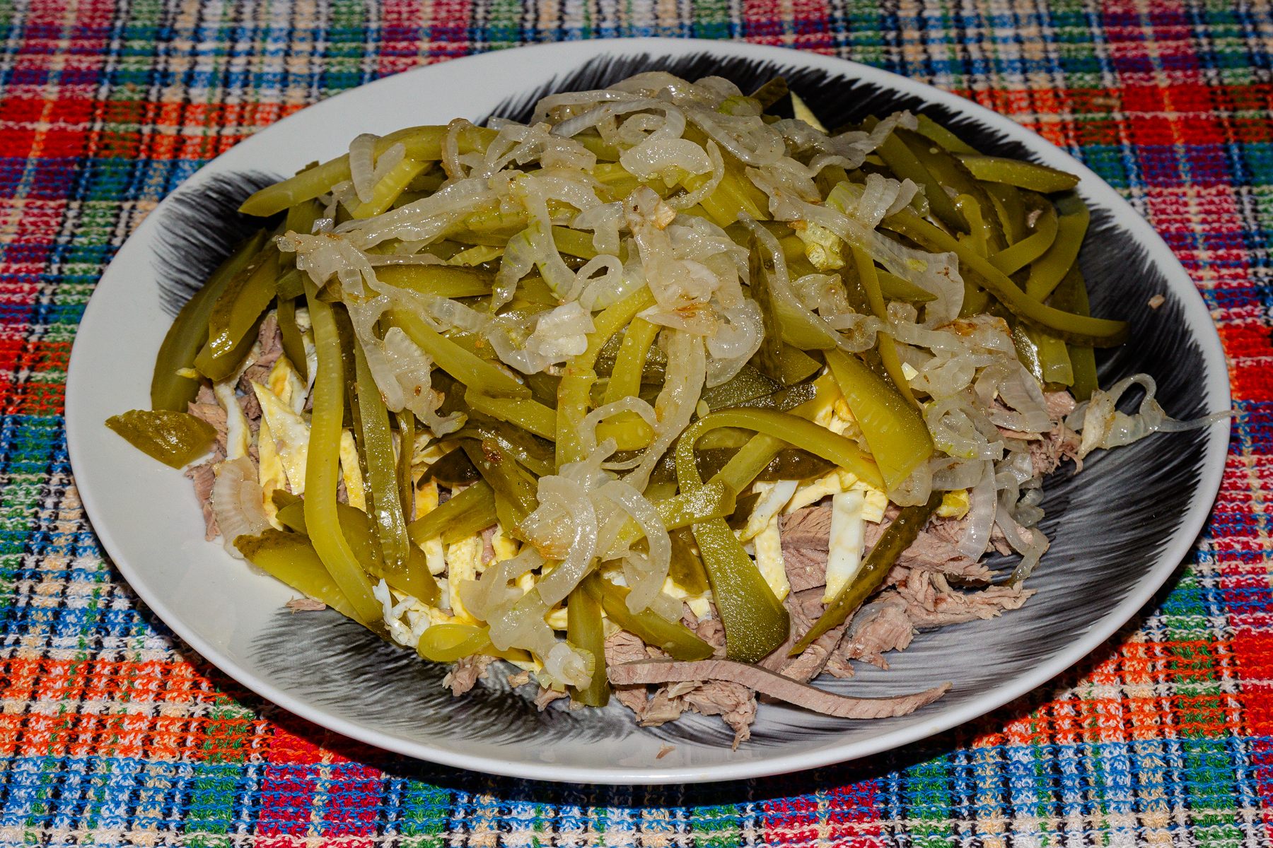 Фото к рецепту Салат "Министерский" с говядиной и яичными блинчиками Салат "Министерский" с говядиной и яичными блинчиками