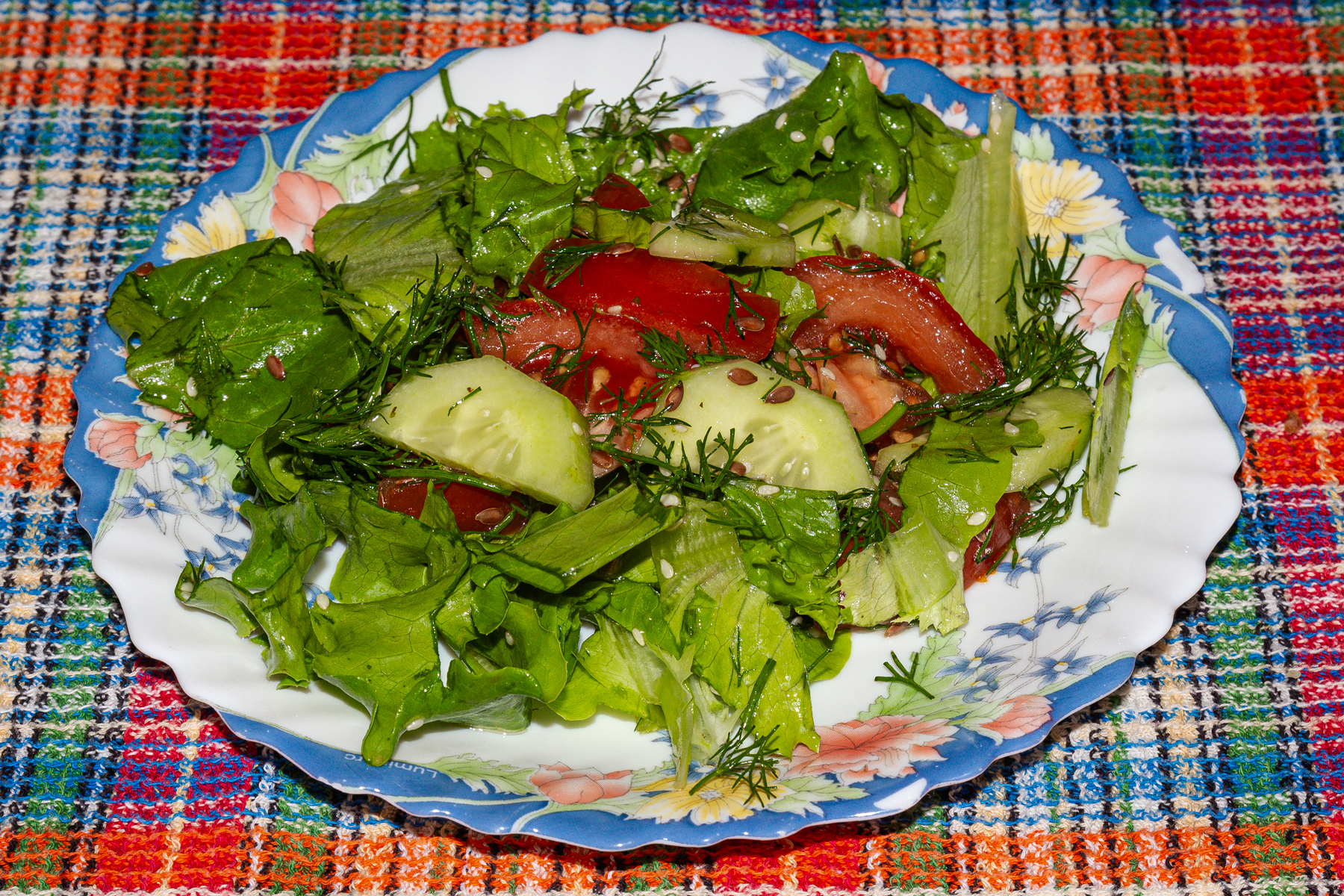 Салат из свежих помидоров и огурцов