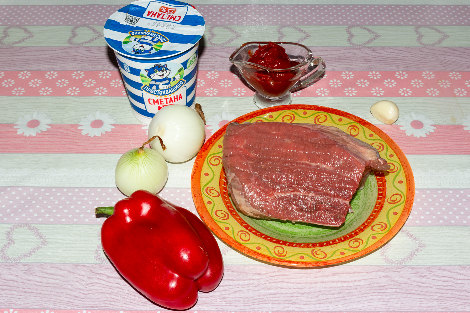 ингредиенты для рецепта Говядина со сметанной томатной пастой, болгарским перцем и луком продукты для рецепта Говядина со сметанной томатной пастой, болгарским перцем и луком