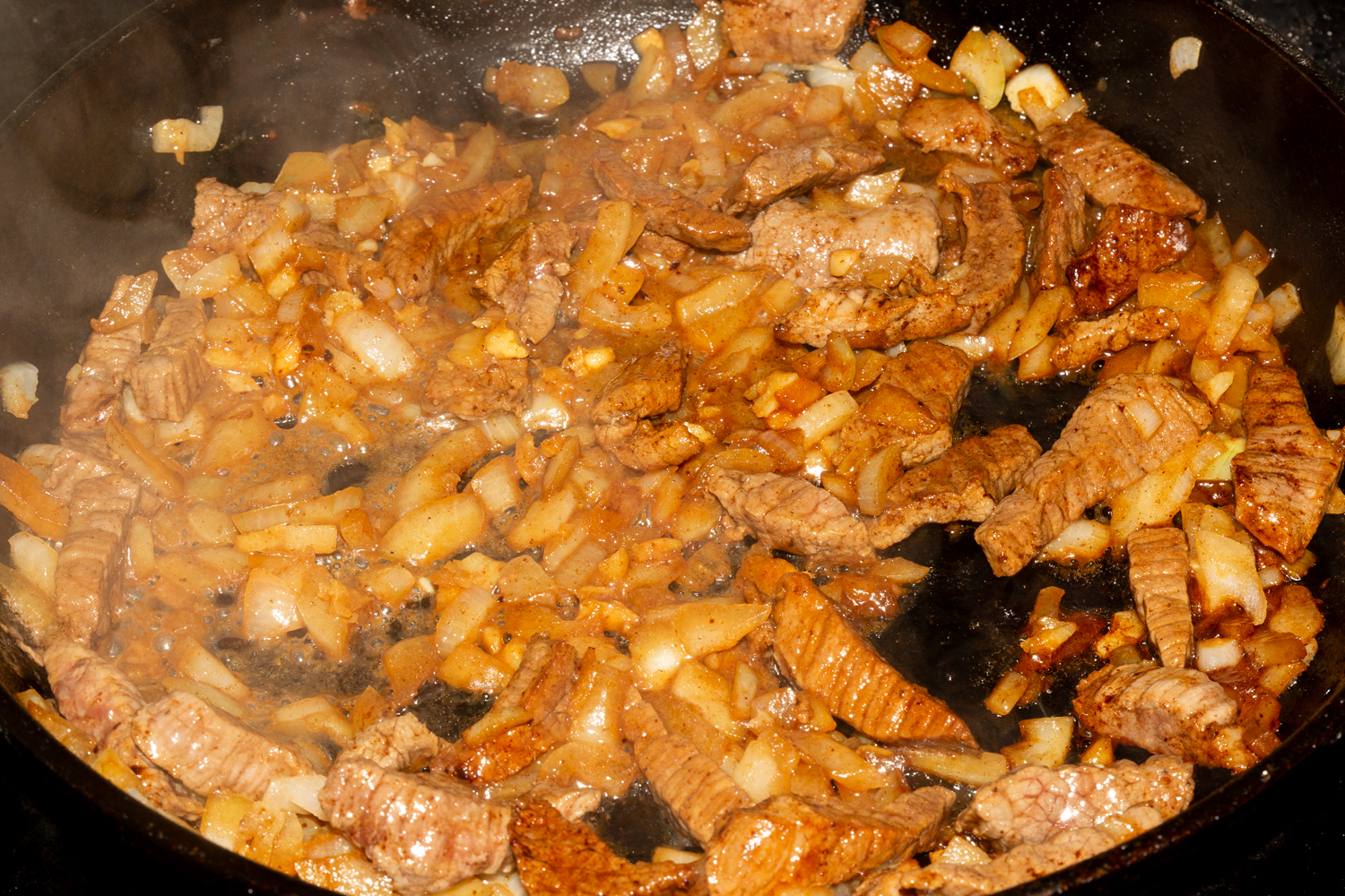 говядину обжарьте по рецепту Говядина со сметанной томатной пастой, болгарским перцем и луком обжаренная говядина по рецепту Говядина со сметанной томатной пастой, болгарским перцем и луком