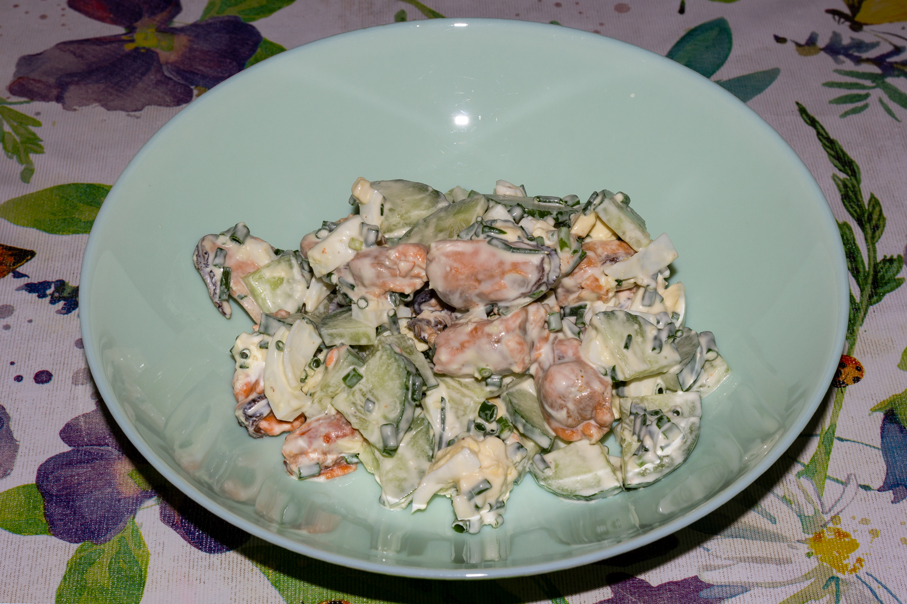 Фото к рецепту Салат с мидиями, огурцом и яйцами Салат с мидиями, огурцом и яйцами