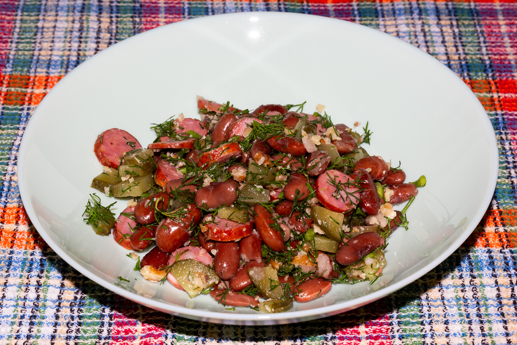 Фото к рецепту Салат с фасолью, маринованными огурцами и грецкими орехами Салат с фасолью, маринованными огурцами и грецкими орехами