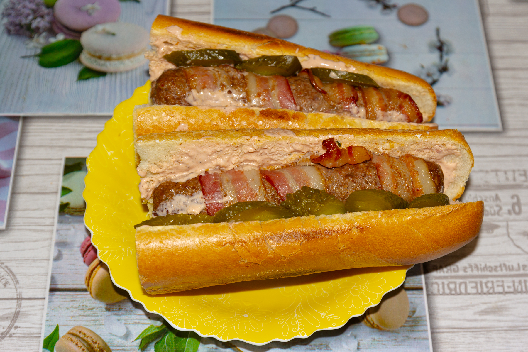 Фото к рецепту Хот-дог с беконом Хот-дог с беконом