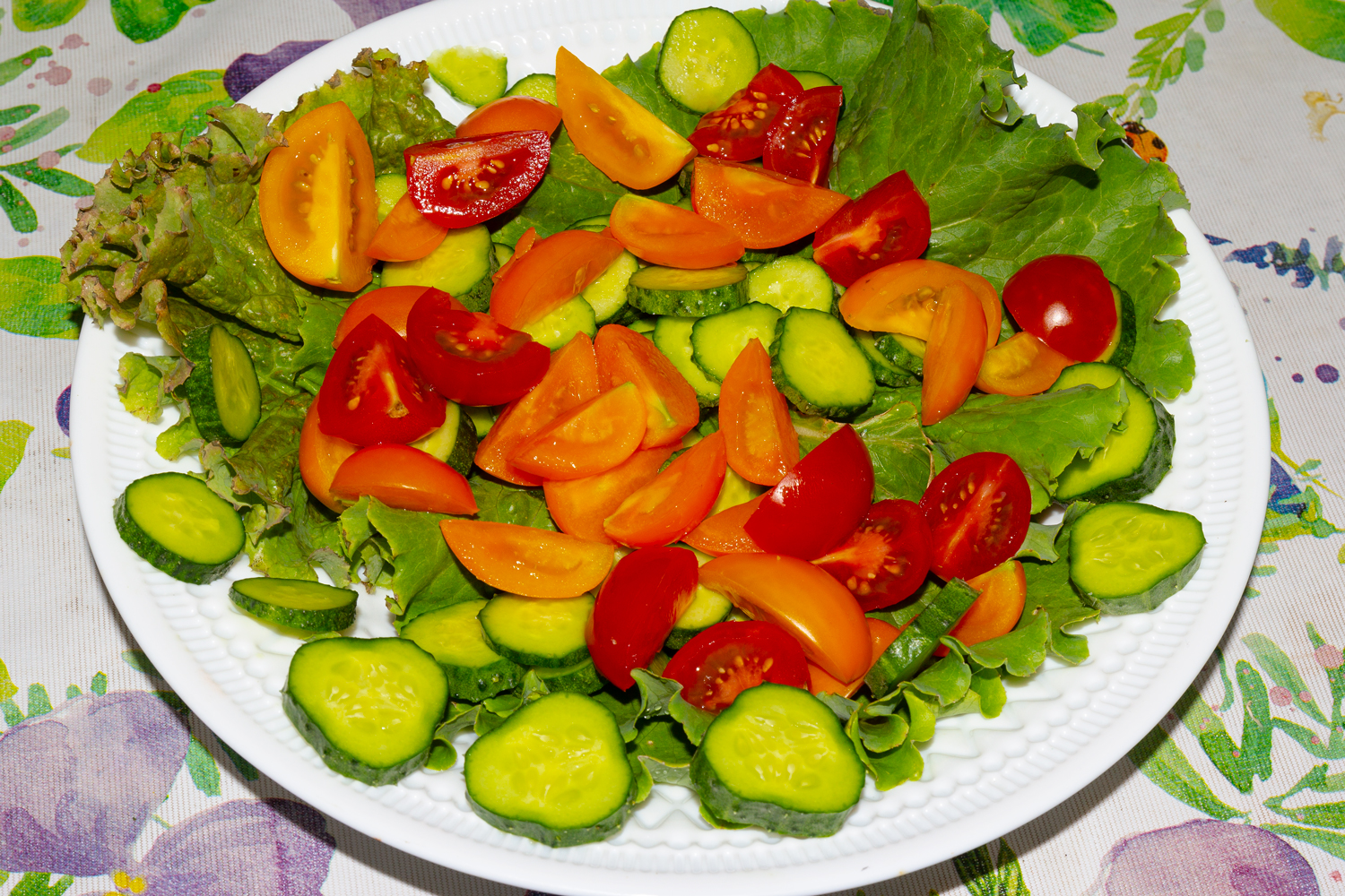 нарезанные овощи по рецепту Салат с тунцом и брынзой 