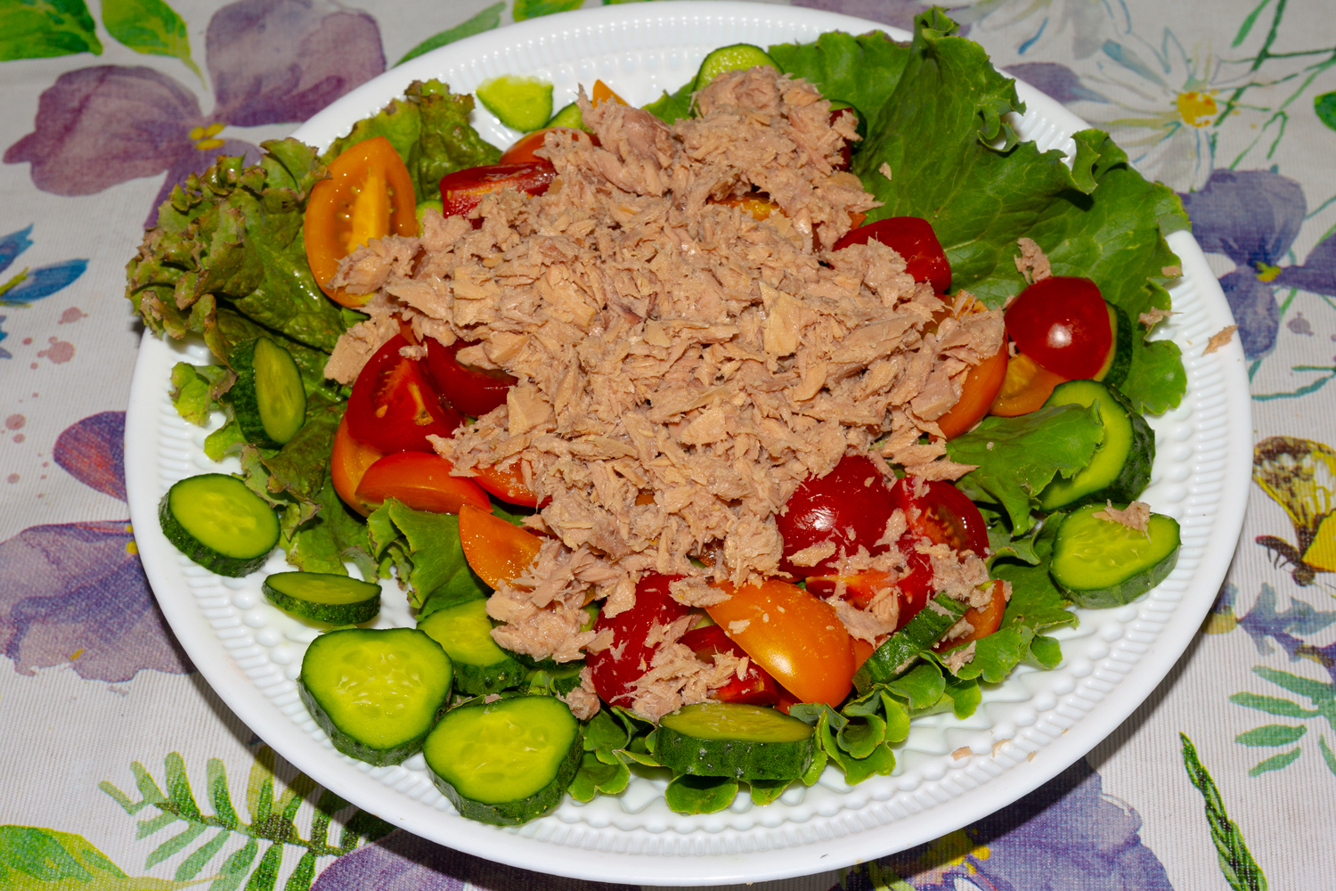 измельченный тунец по рецепту Салат с тунцом и брынзой 