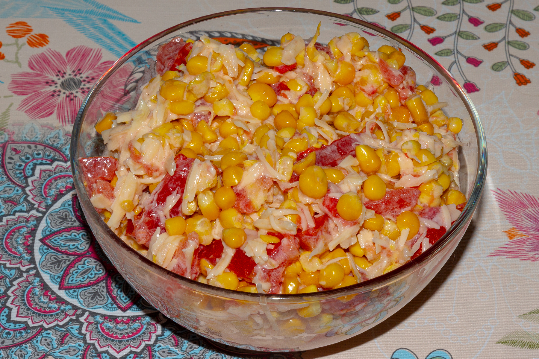 Салат помидоры, кукуруза, сыр