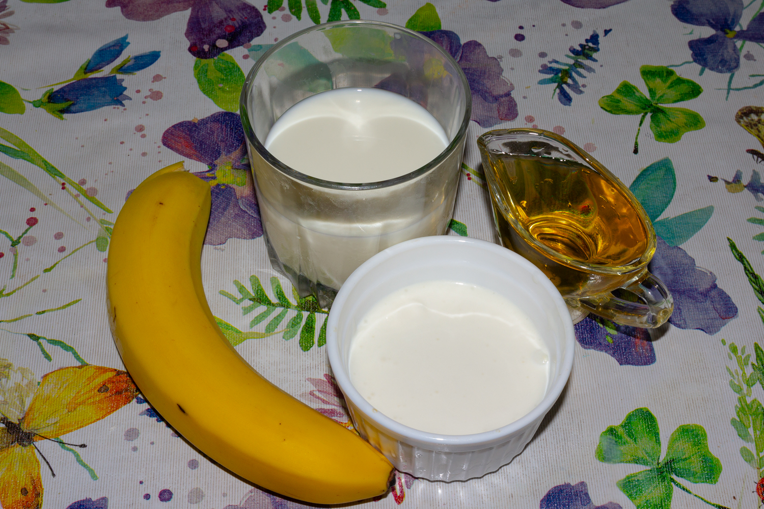 продукты для рецепта Молочный коктейль с бананами и яблочным соком