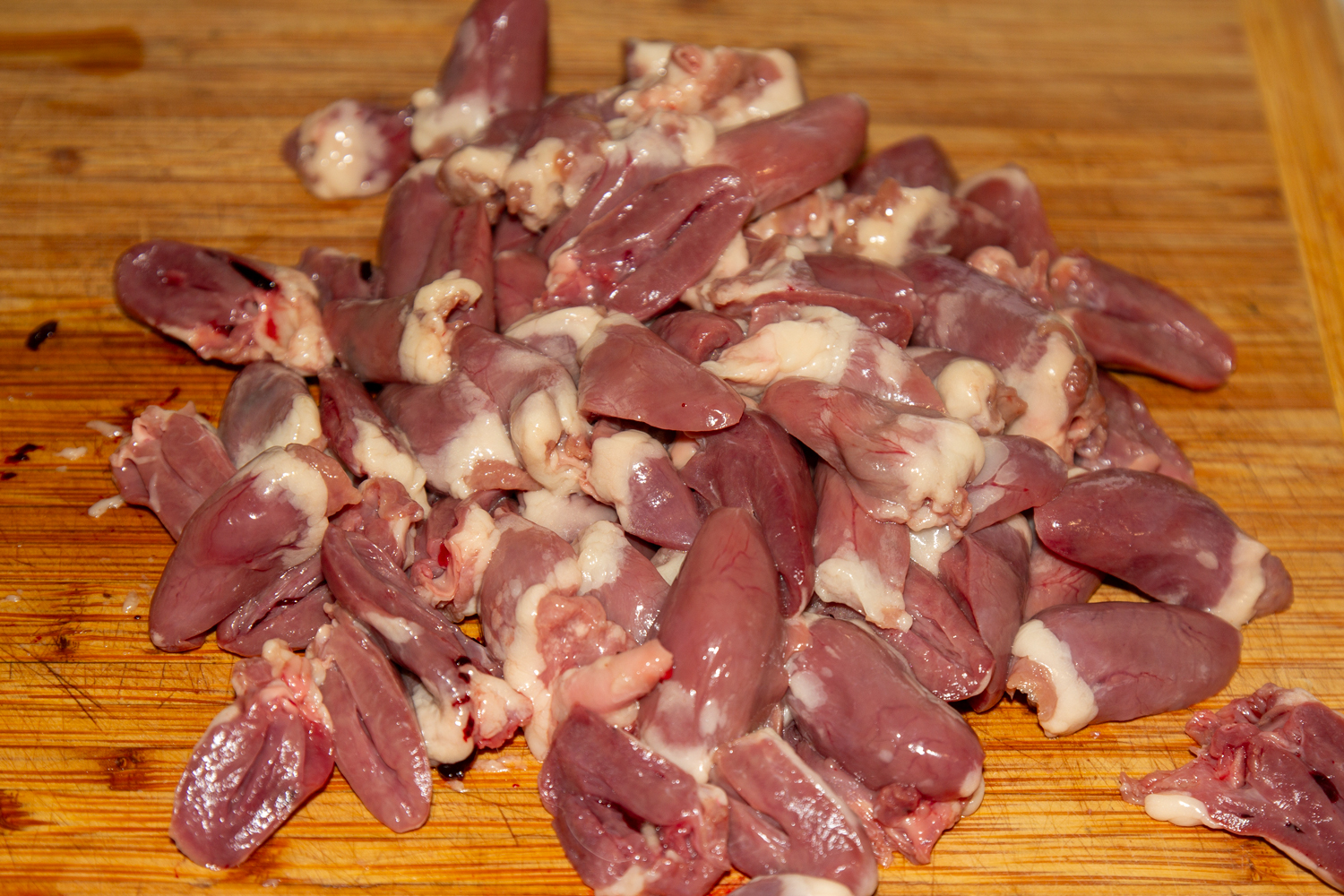 нарезанные сердечки по рецепту Куриная печень и желудочки в сметанном соусе