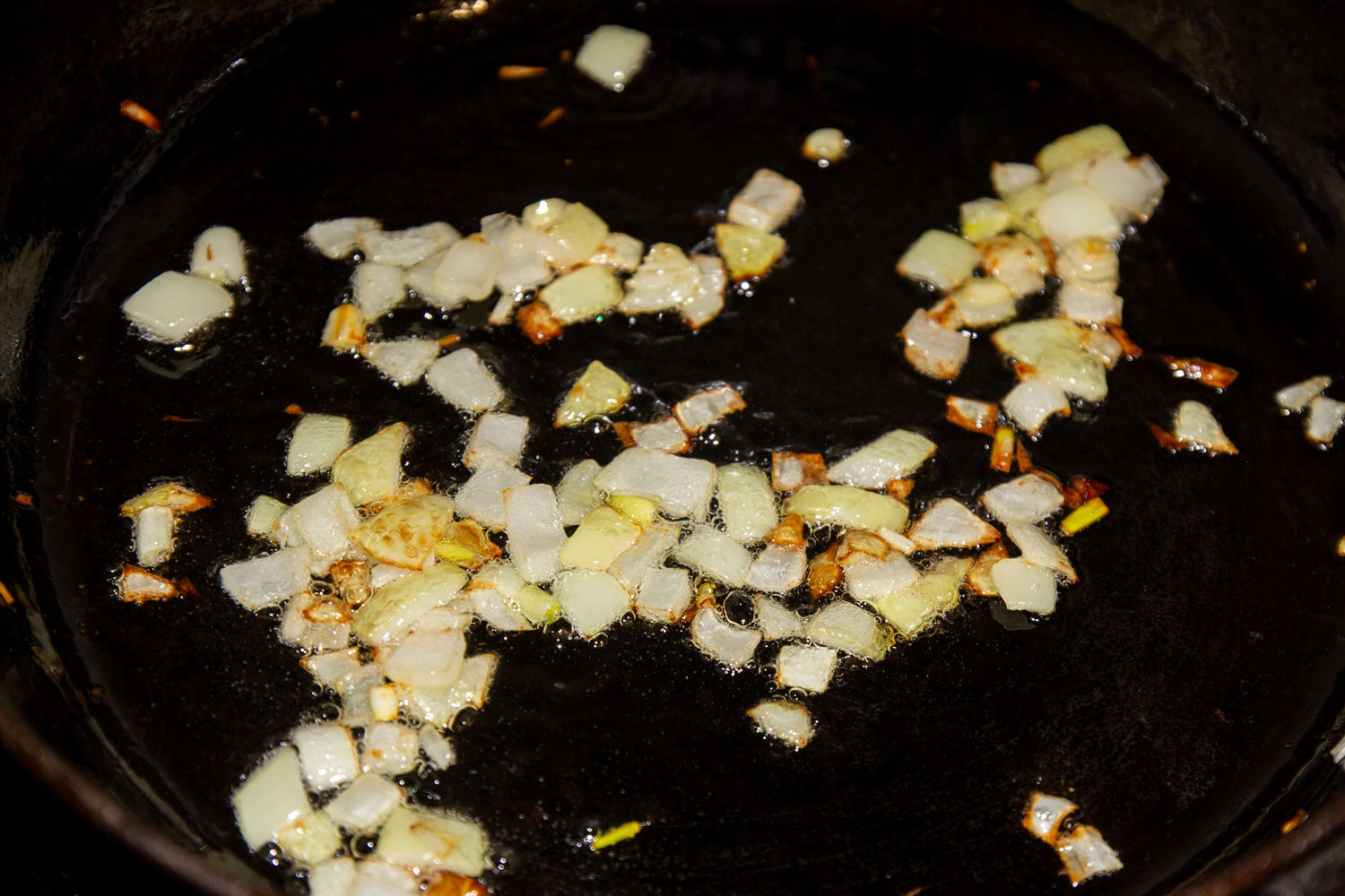 обжаренный лук по рецепту Куриная печень и желудочки в сметанном соусе