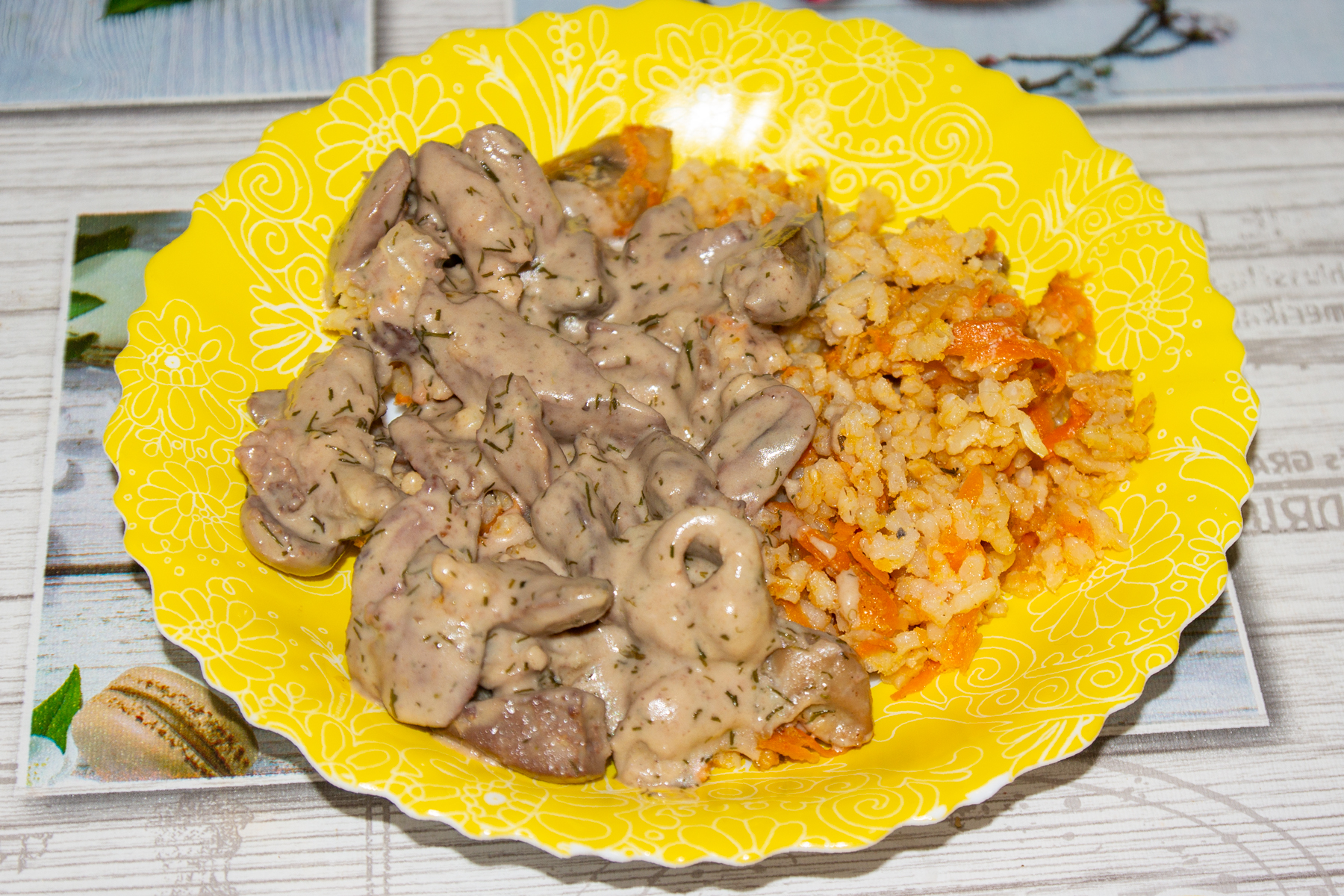 Куриная печень и желудочки в сметанном соусе