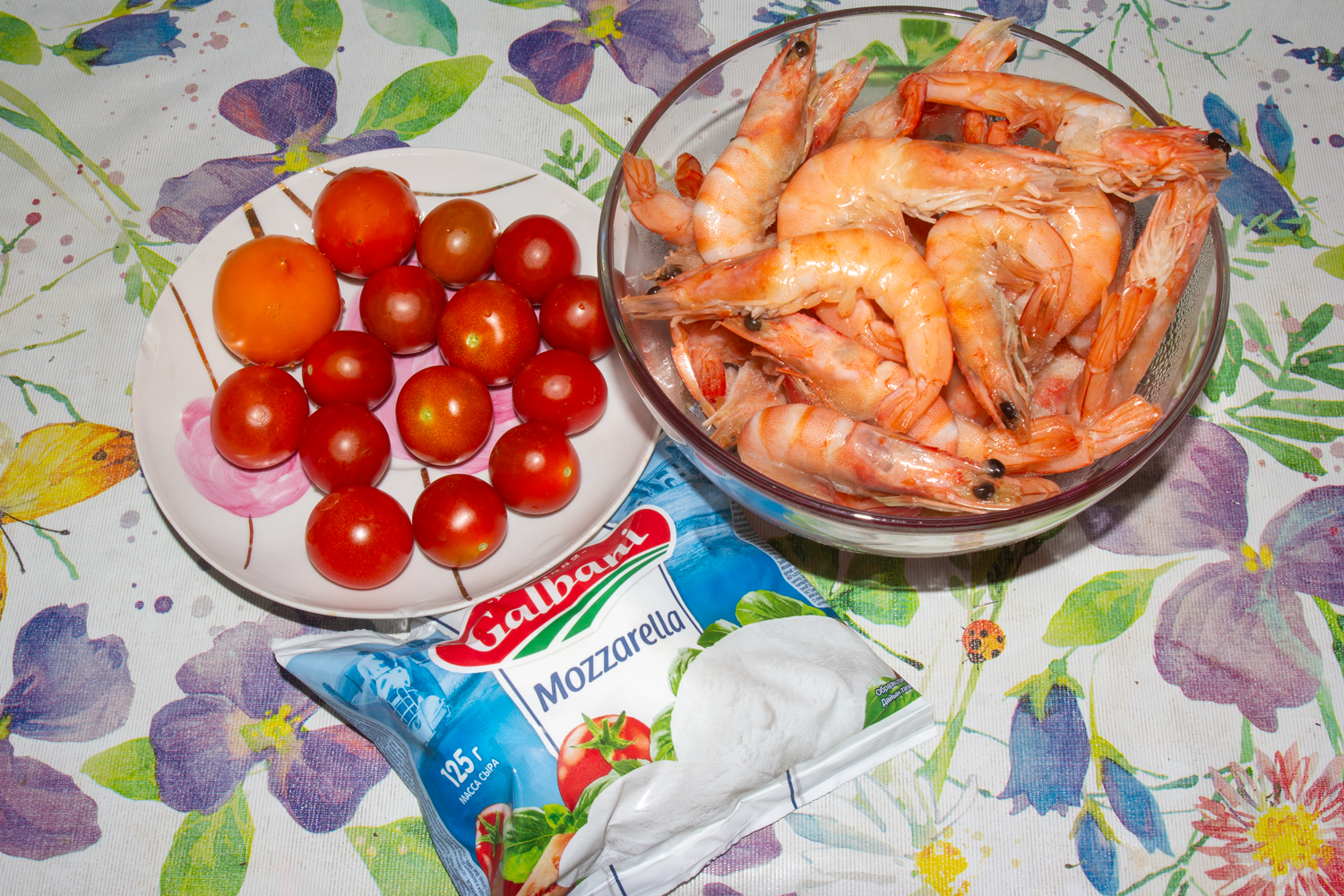 ингредиенты для рецепта Салат с креветками, сыром и помидорами продукты для рецепта Салат с креветками, сыром и помидорами