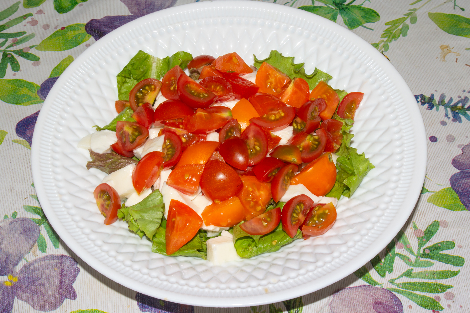 помидоры и сыр нарежьте по рецепту Салат с креветками, сыром и помидорами нарезанные помидоры и сыр по рецепту Салат с креветками, сыром и помидорами