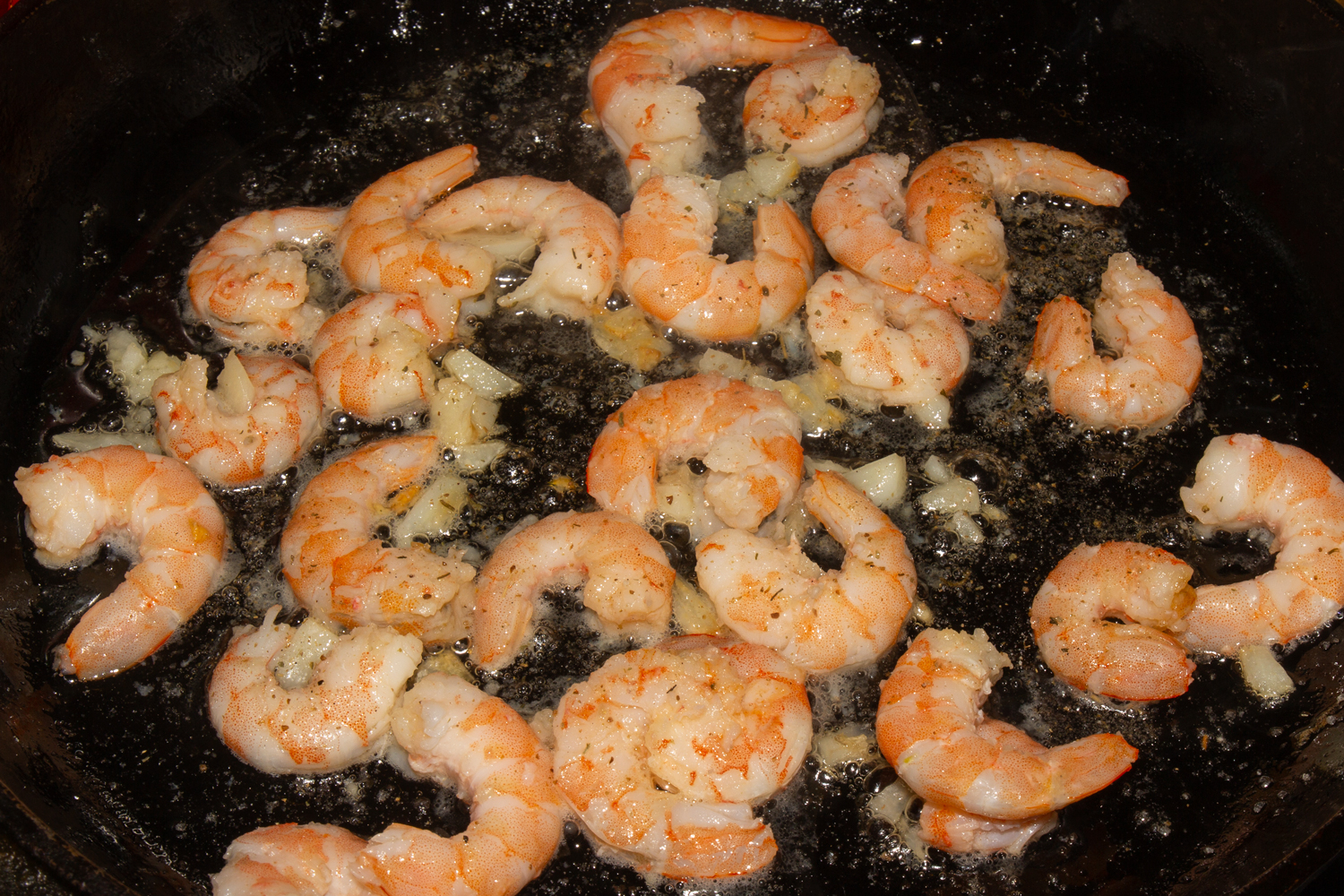 креветки обжарьте по рецепту Салат с креветками, сыром и помидорами обжаренные креветки по рецепту Салат с креветками, сыром и помидорами