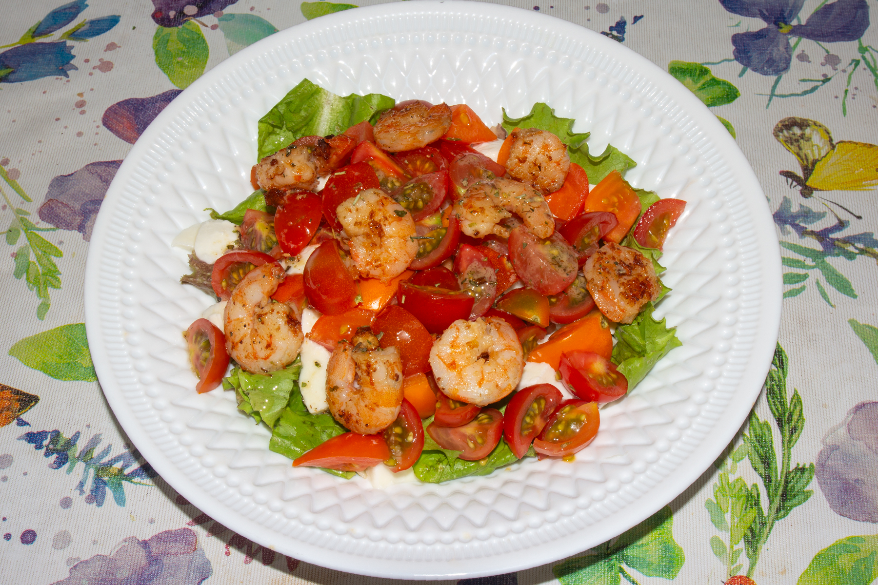Фото к рецепту Салат с креветками, сыром и помидорами Салат с креветками, сыром и помидорами