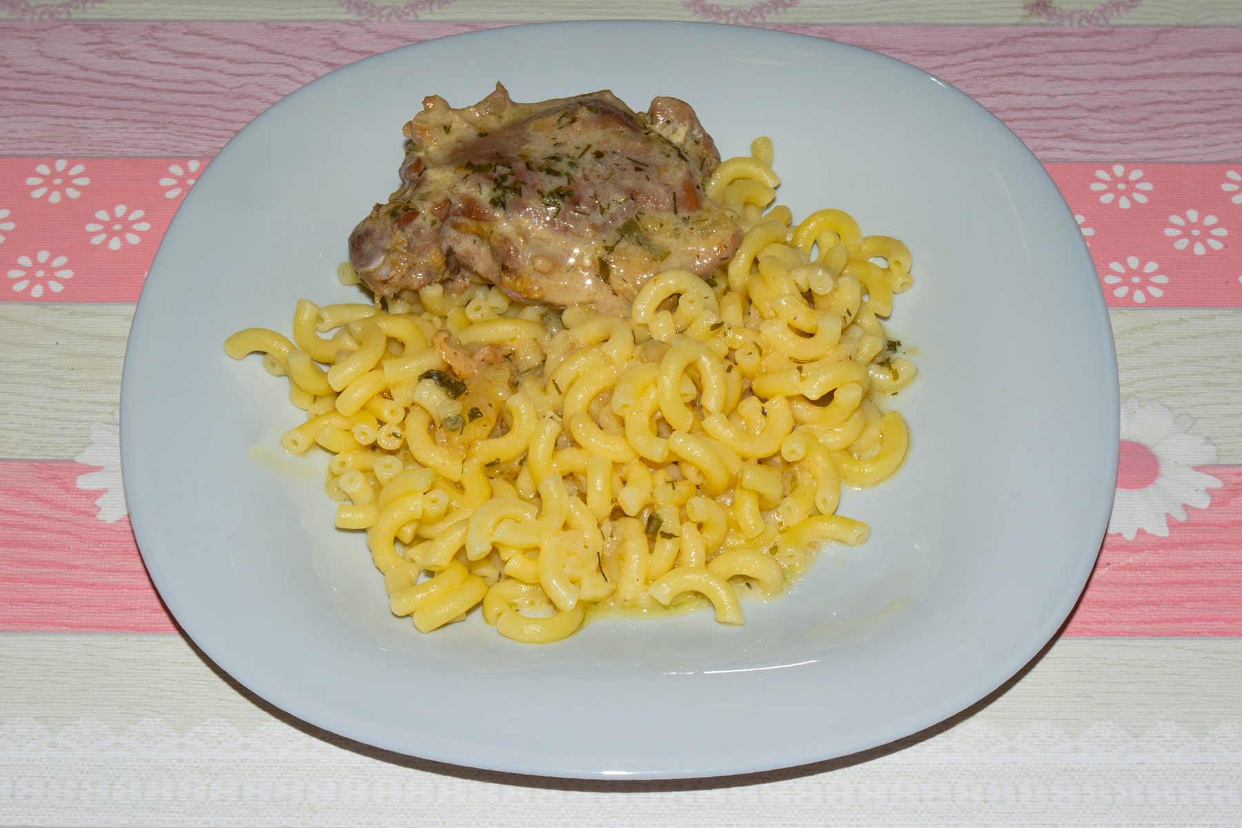 Цесарка в сливочном соусе с шампиньонами