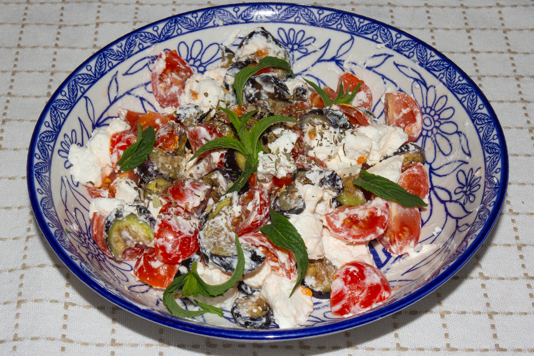 Фото к рецепту Салат с баклажанами и сиртаки Салат с баклажанами и сиртаки