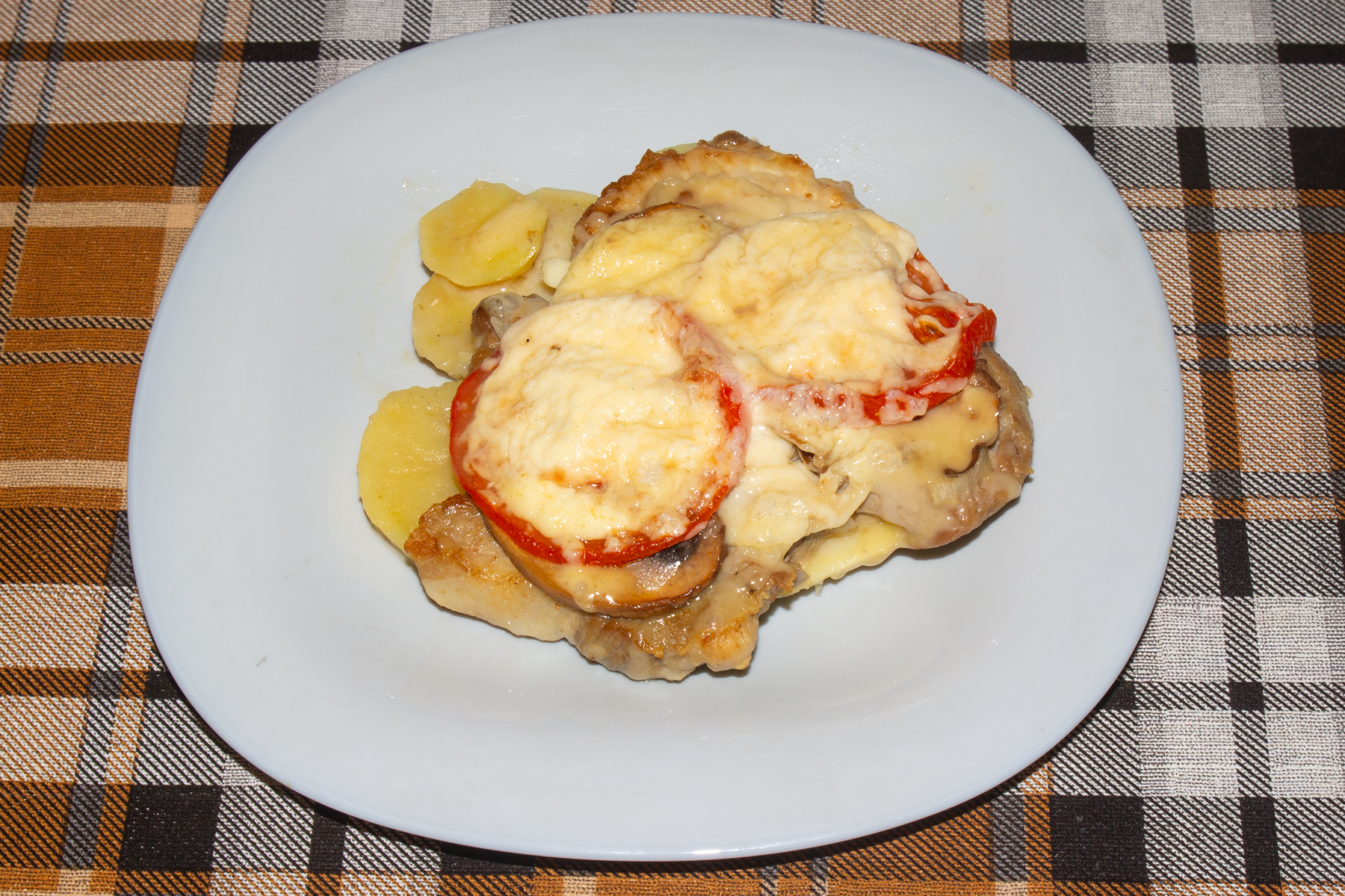 Свинина с грибами под сыром