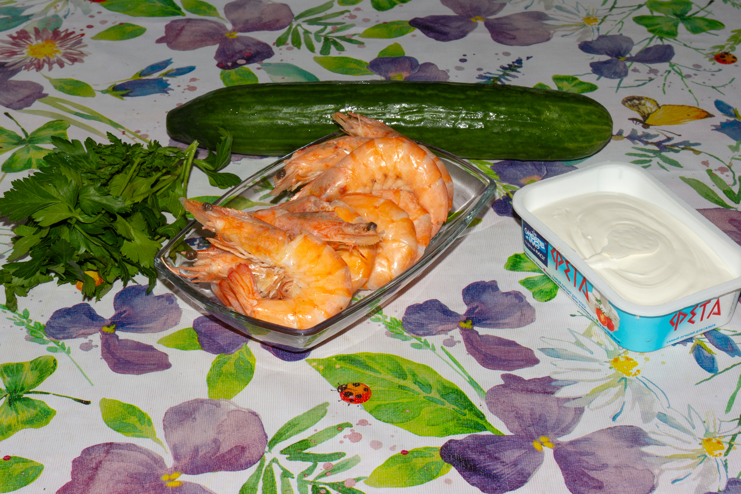 продукты для рецепта Овощной салат с креветками и сыром Фета