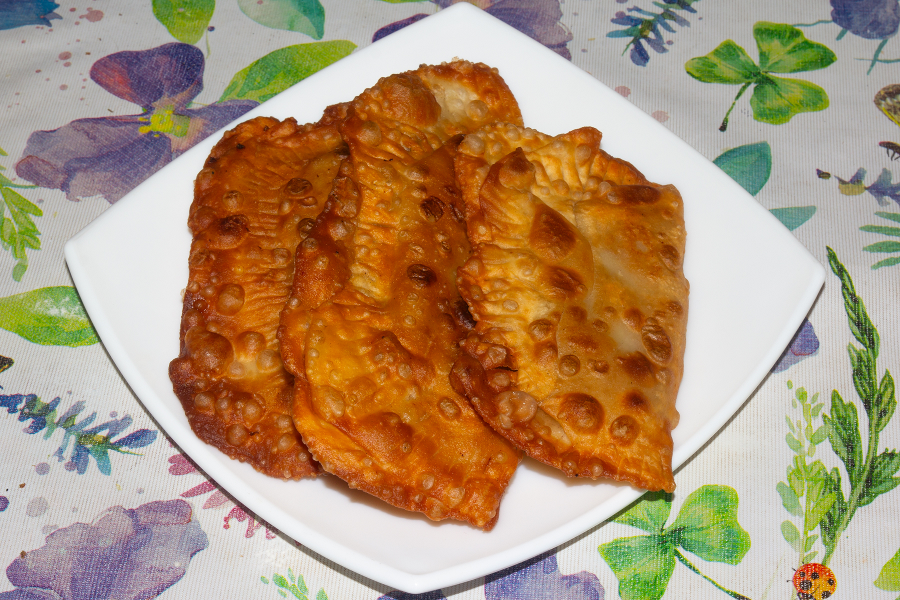 Фото к рецепту Чебуреки с говяжьим фаршем Чебуреки с говяжьим фаршем