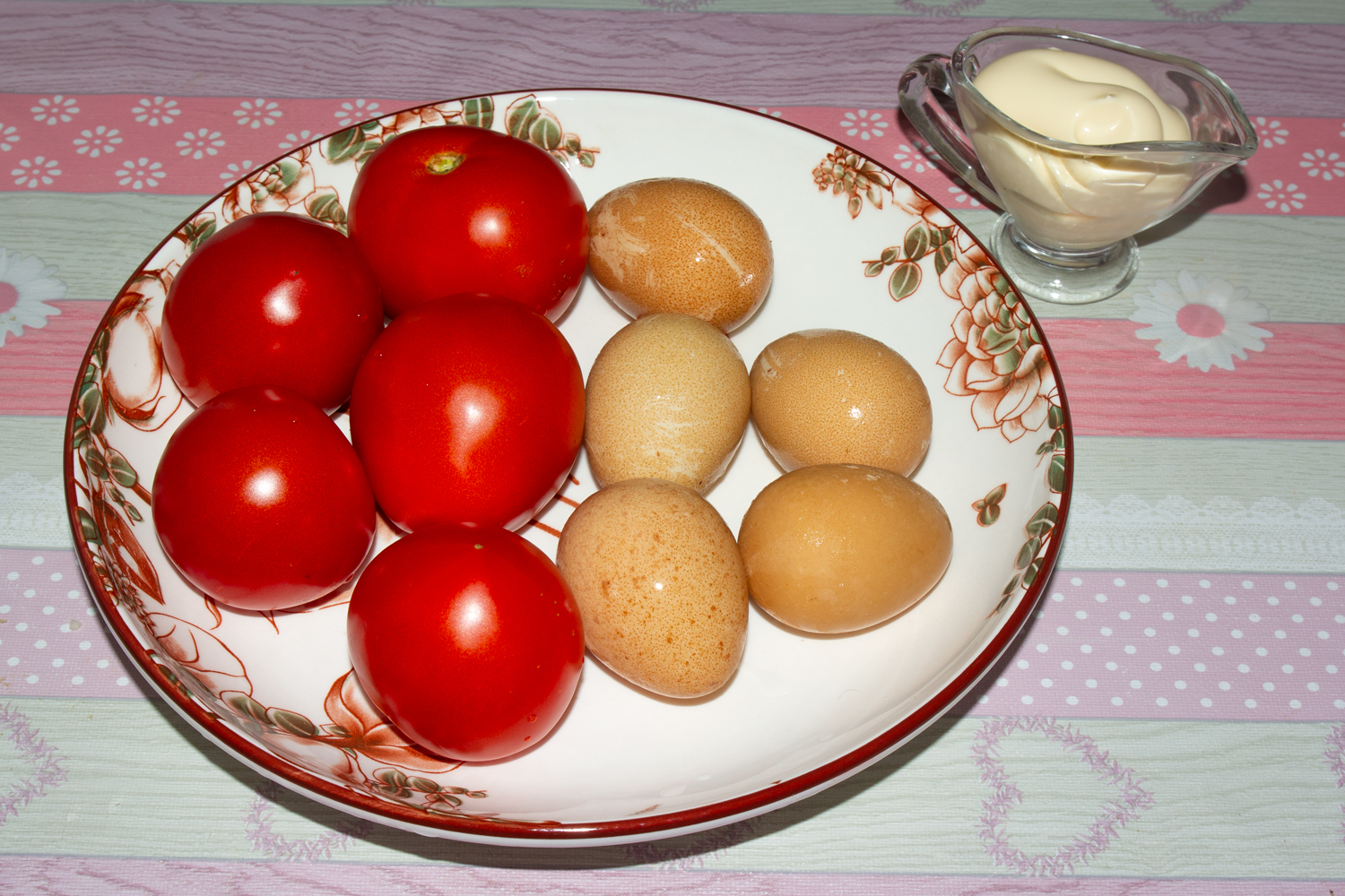 продукты для рецепта Салат с яйцами и помидорами