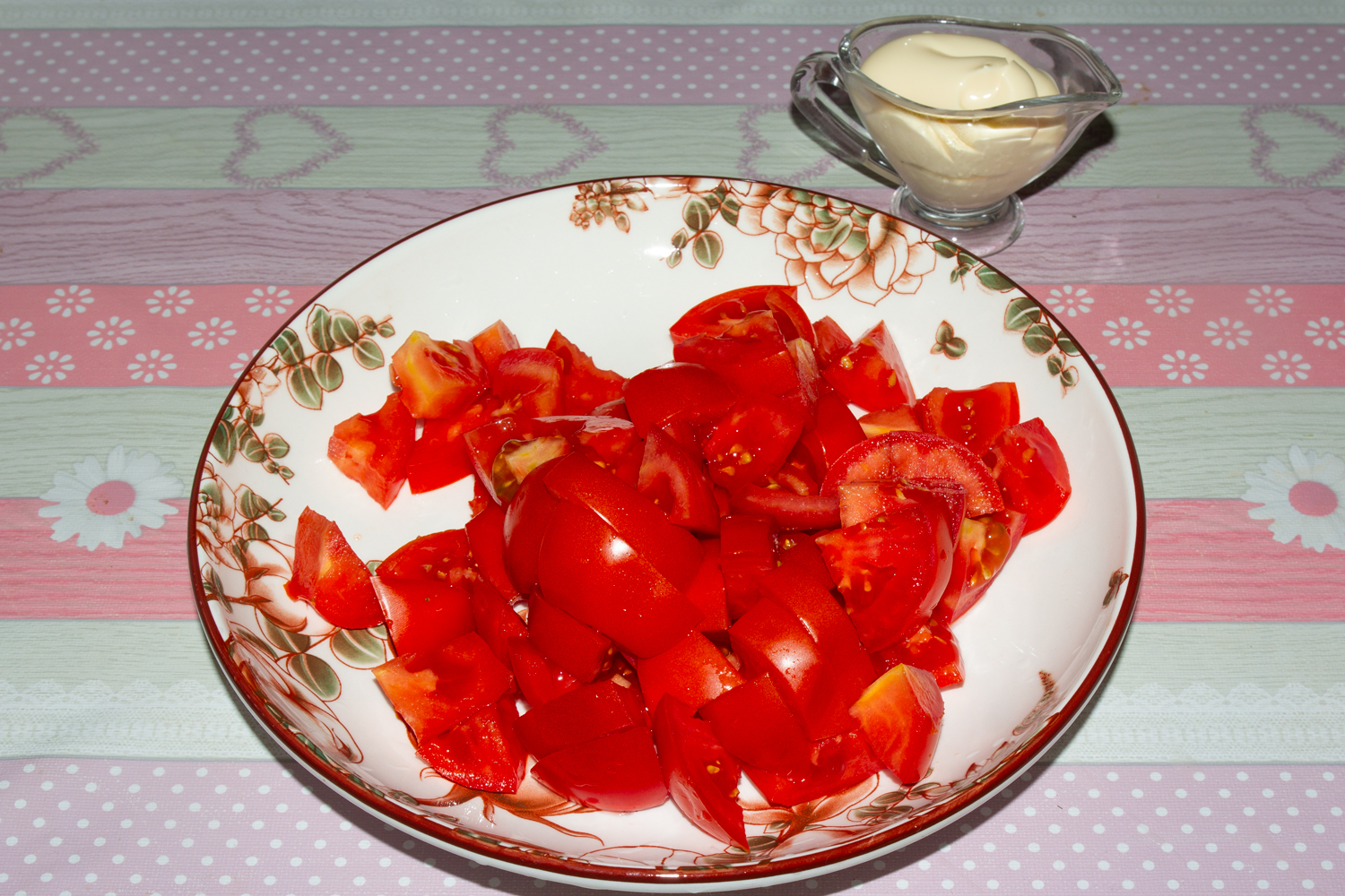 нарезанные помидоры по рецепту Салат с яйцами и помидорами