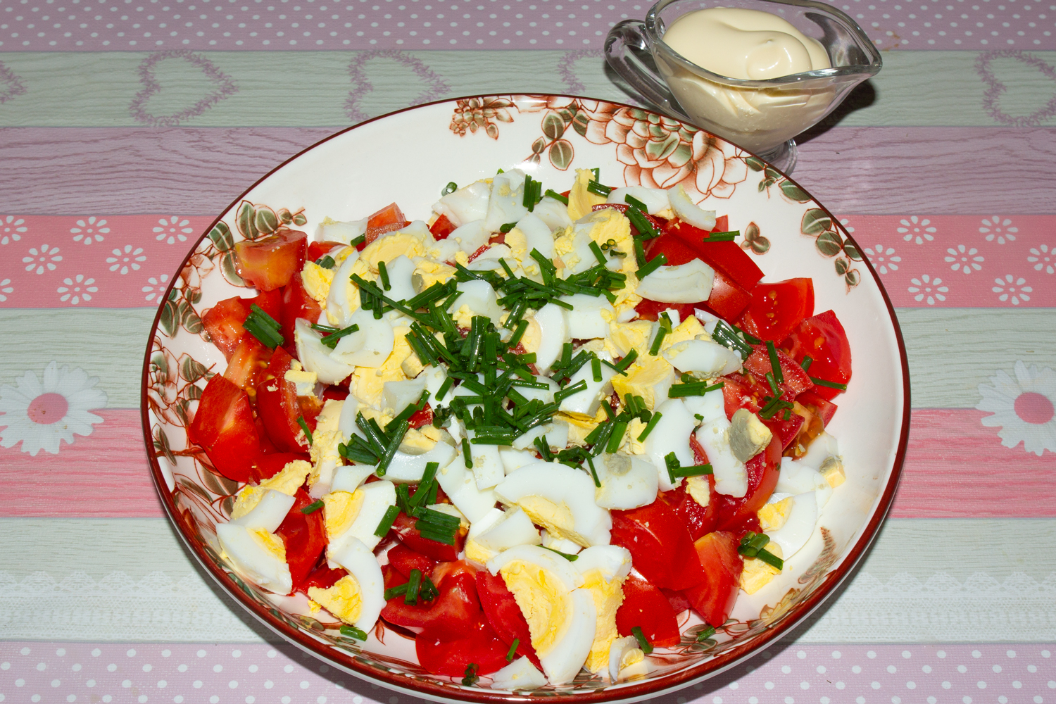 измельченные продукты по рецепту Салат с яйцами и помидорами