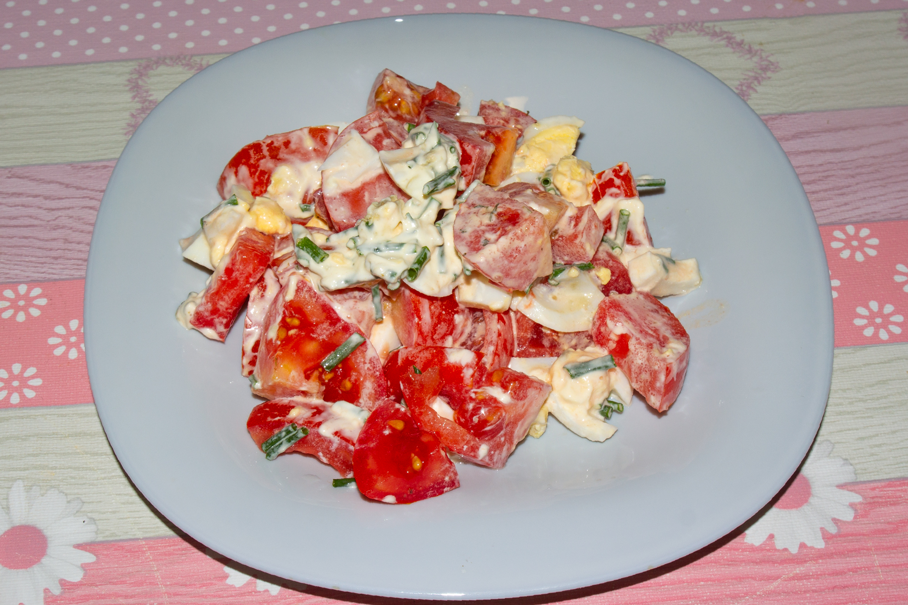 Салат с яйцами и помидорами